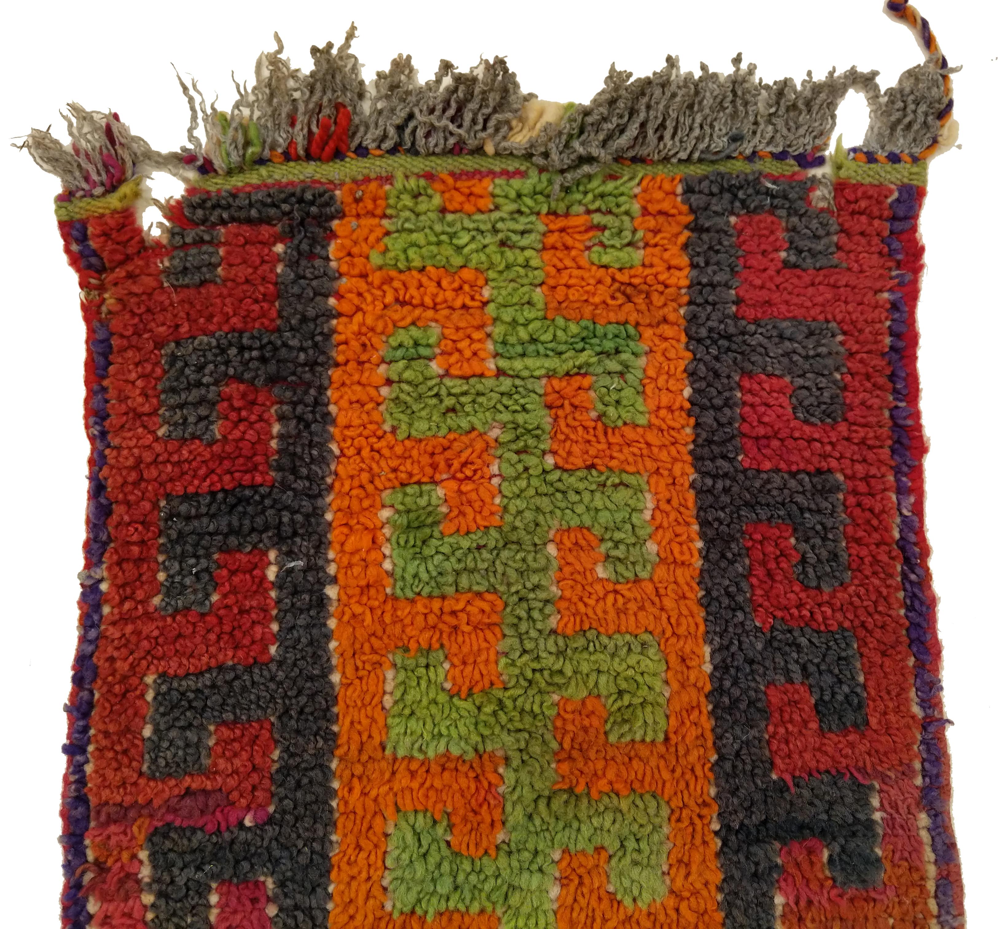 Noué à la main Charmant vieux tapis berbère marocain miniature à motif géométrique abstrait en vente