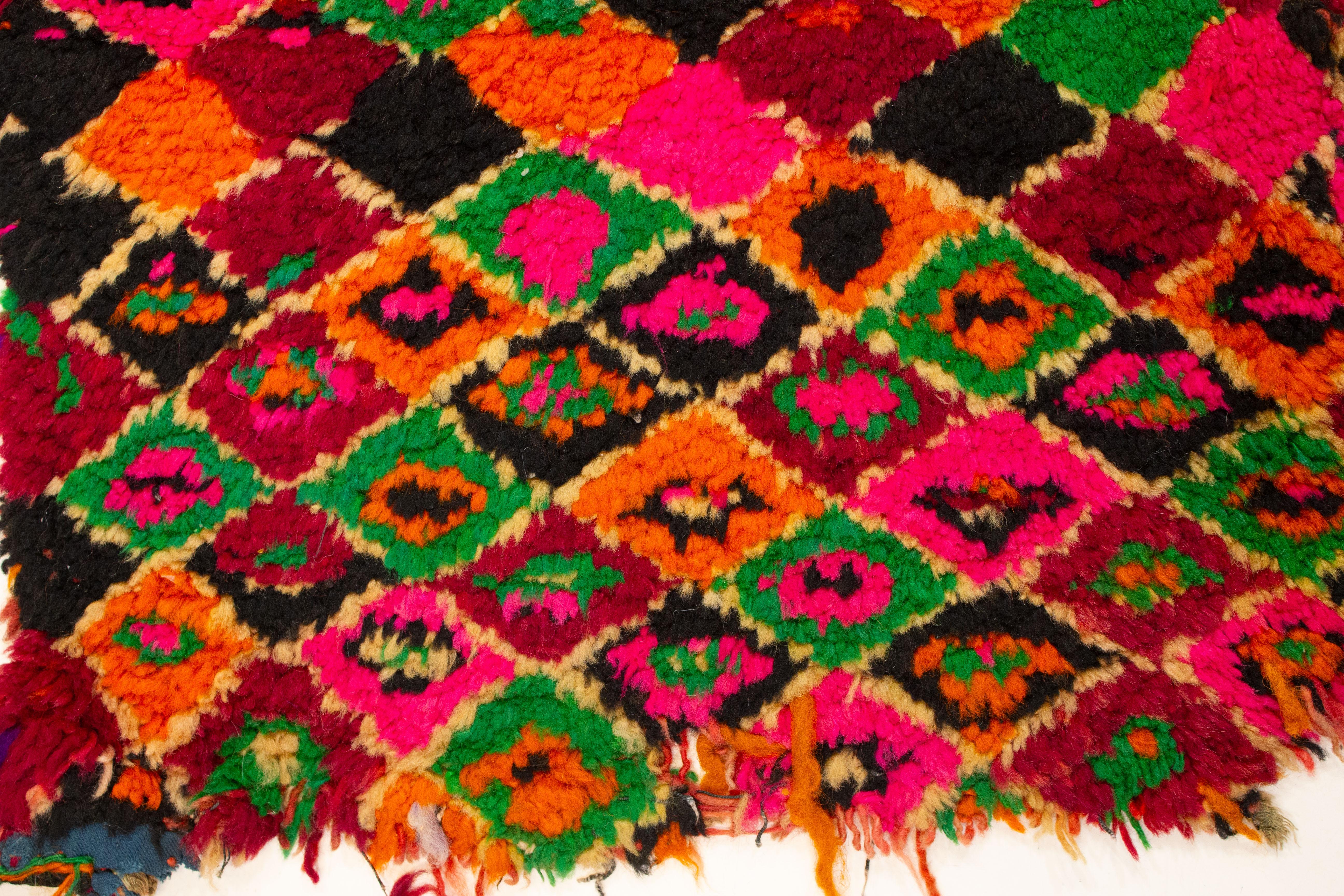 Charming Old Miniature Moroccan Berber Rug with Abstract Geometric Pattern In Good Condition For Sale In Milan, IT