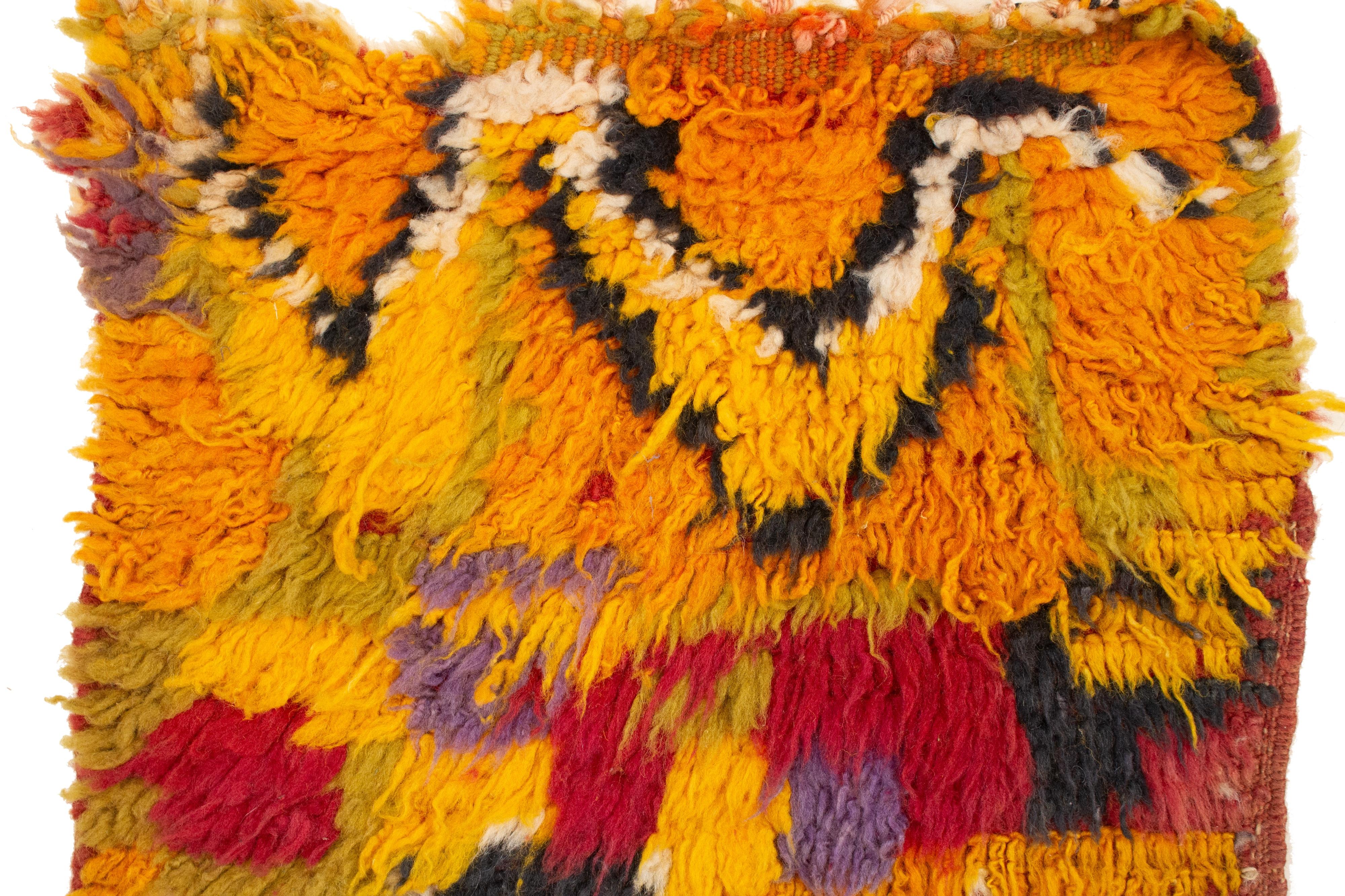 Encantadora alfombra bereber marroquí antigua en miniatura con dibujo geométrico abstracto Anudado a mano en venta