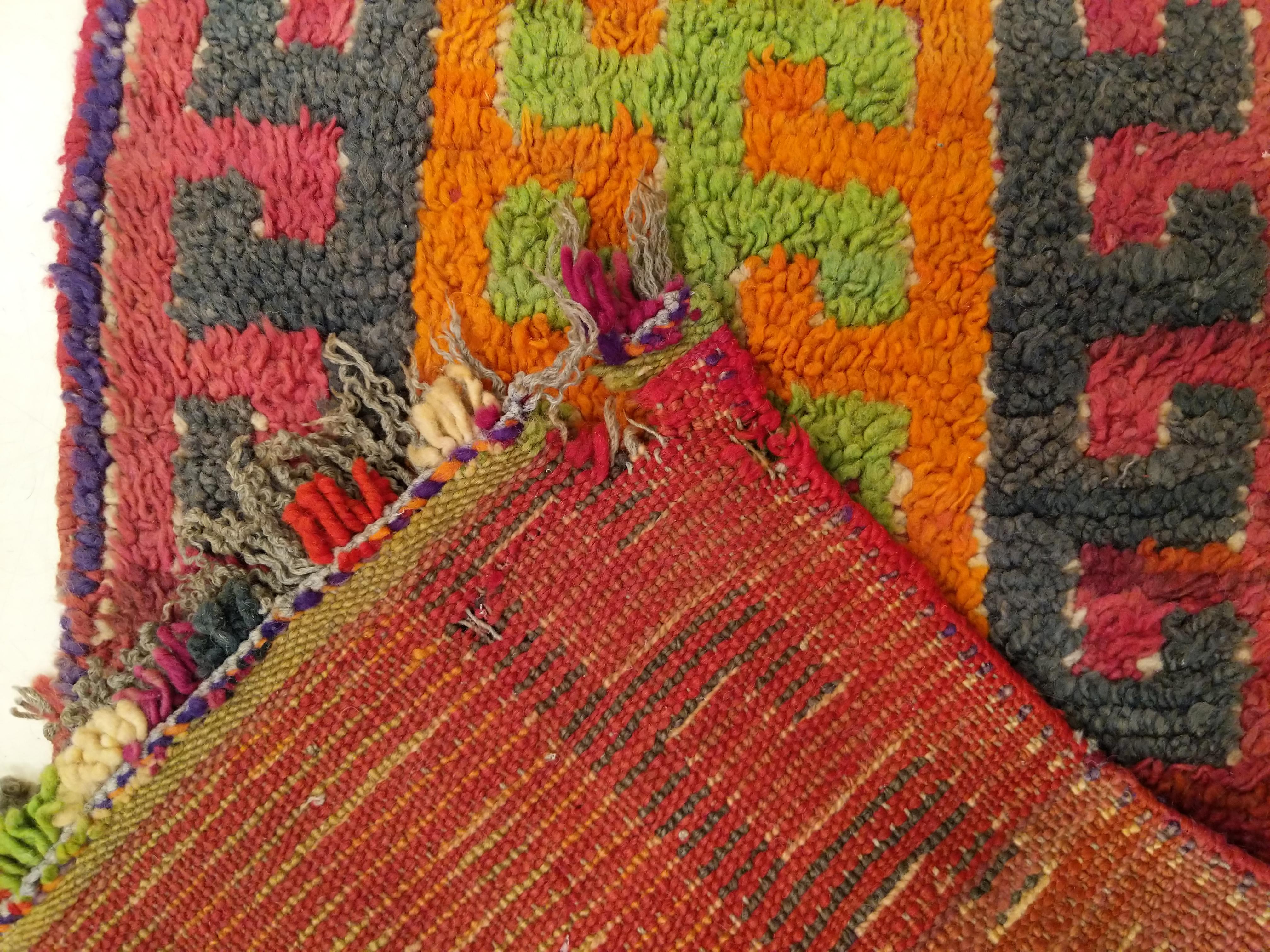 20ième siècle Charmant vieux tapis berbère marocain miniature à motif géométrique abstrait en vente