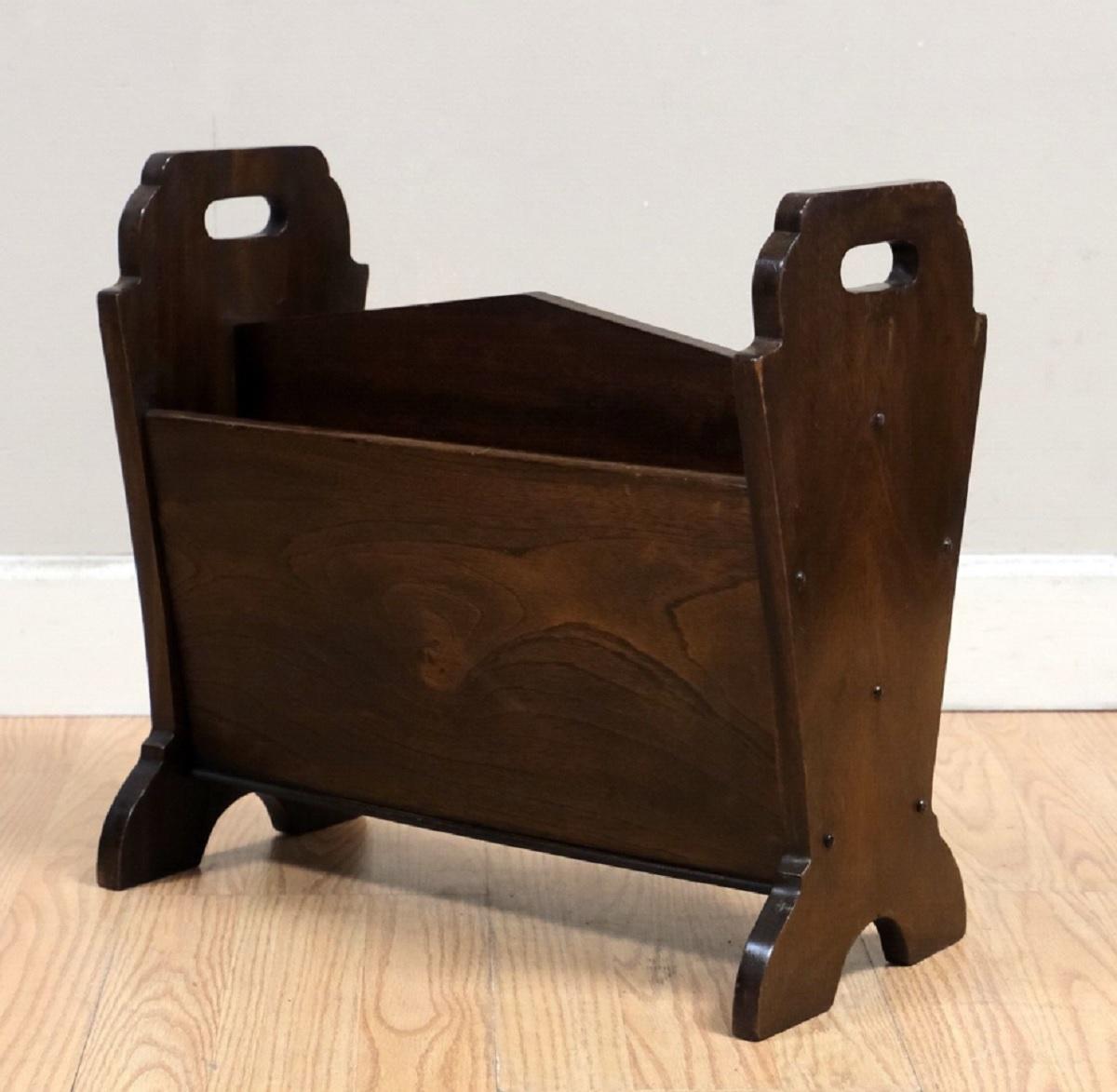We are delighted to offer for sale this charming brown oak magazine rack with double compartment. 

This decorative, simple, stylish and well made piece is ideal to keep your magazines or newspapers all in one place. Since this item doesn't use much