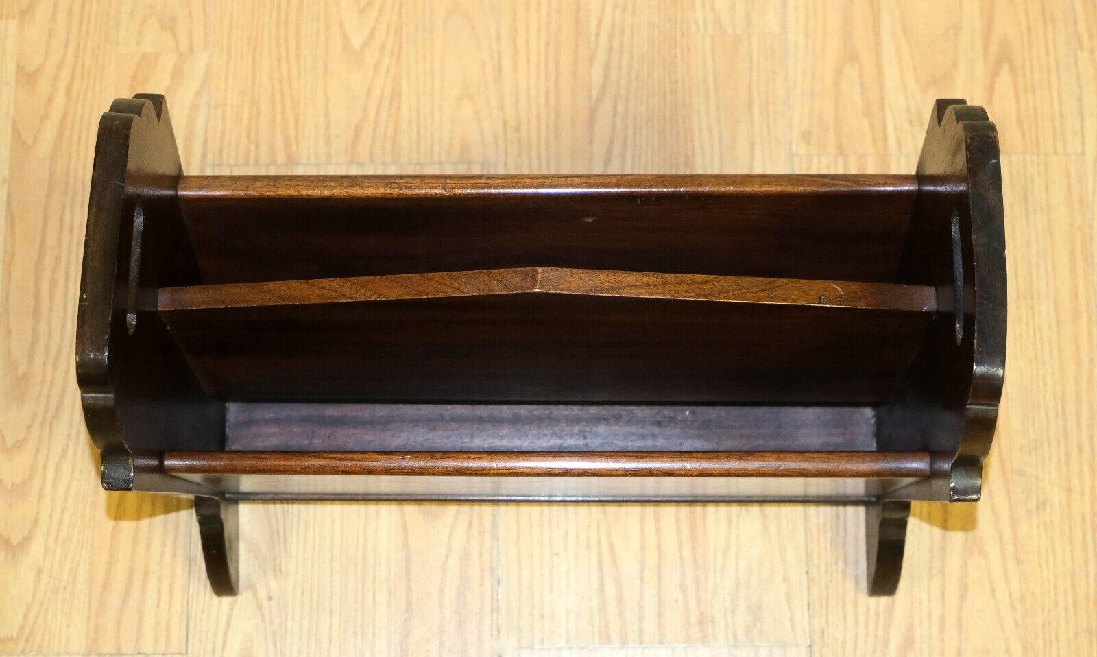 Oak CHARMING OLD SCHOOL OAK MAGAZINE RACK WiTH DOUBLE COMPARTMENT For Sale