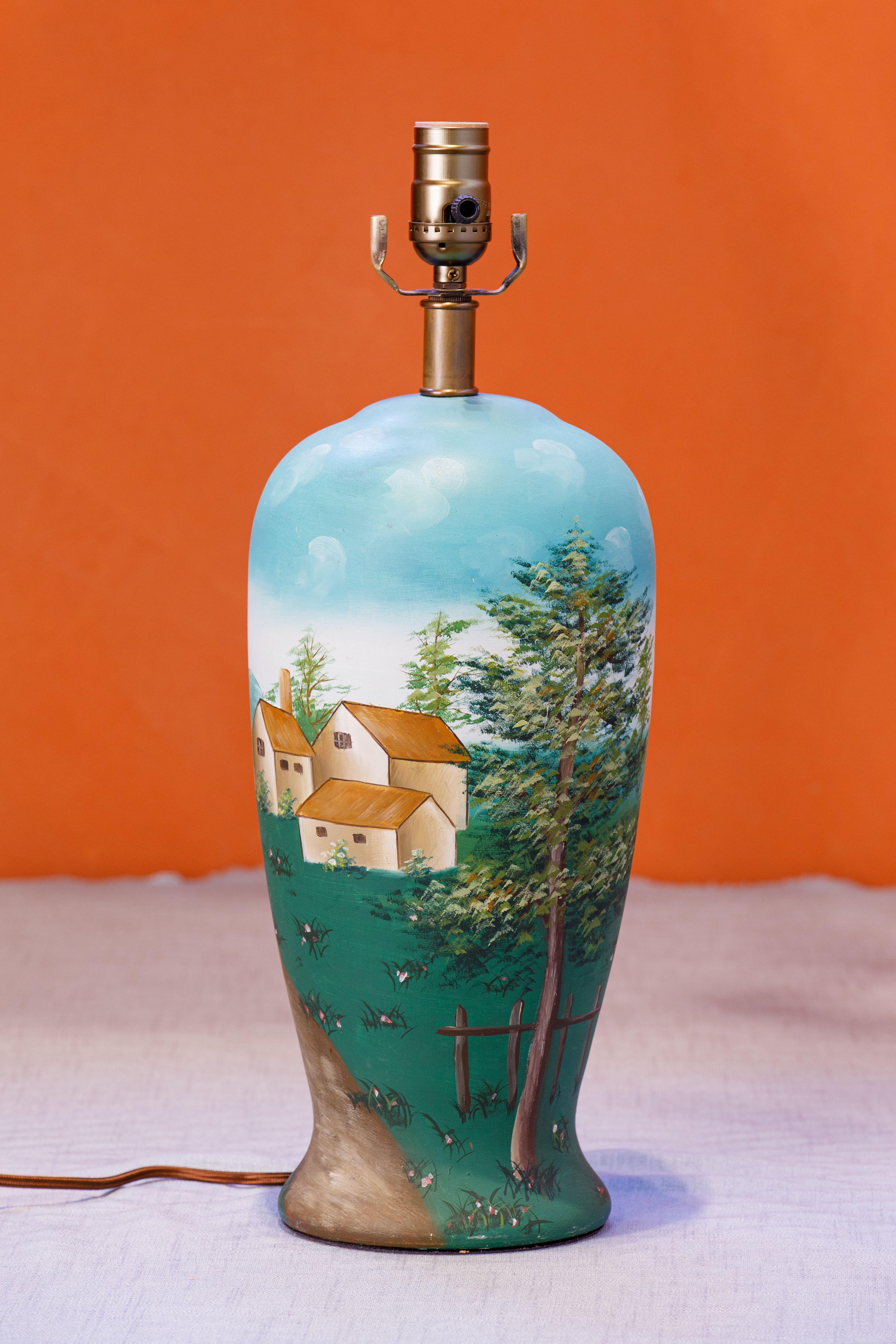 italien Charmante lampe colorée unique peinte à la main représentant une scène de village en vente