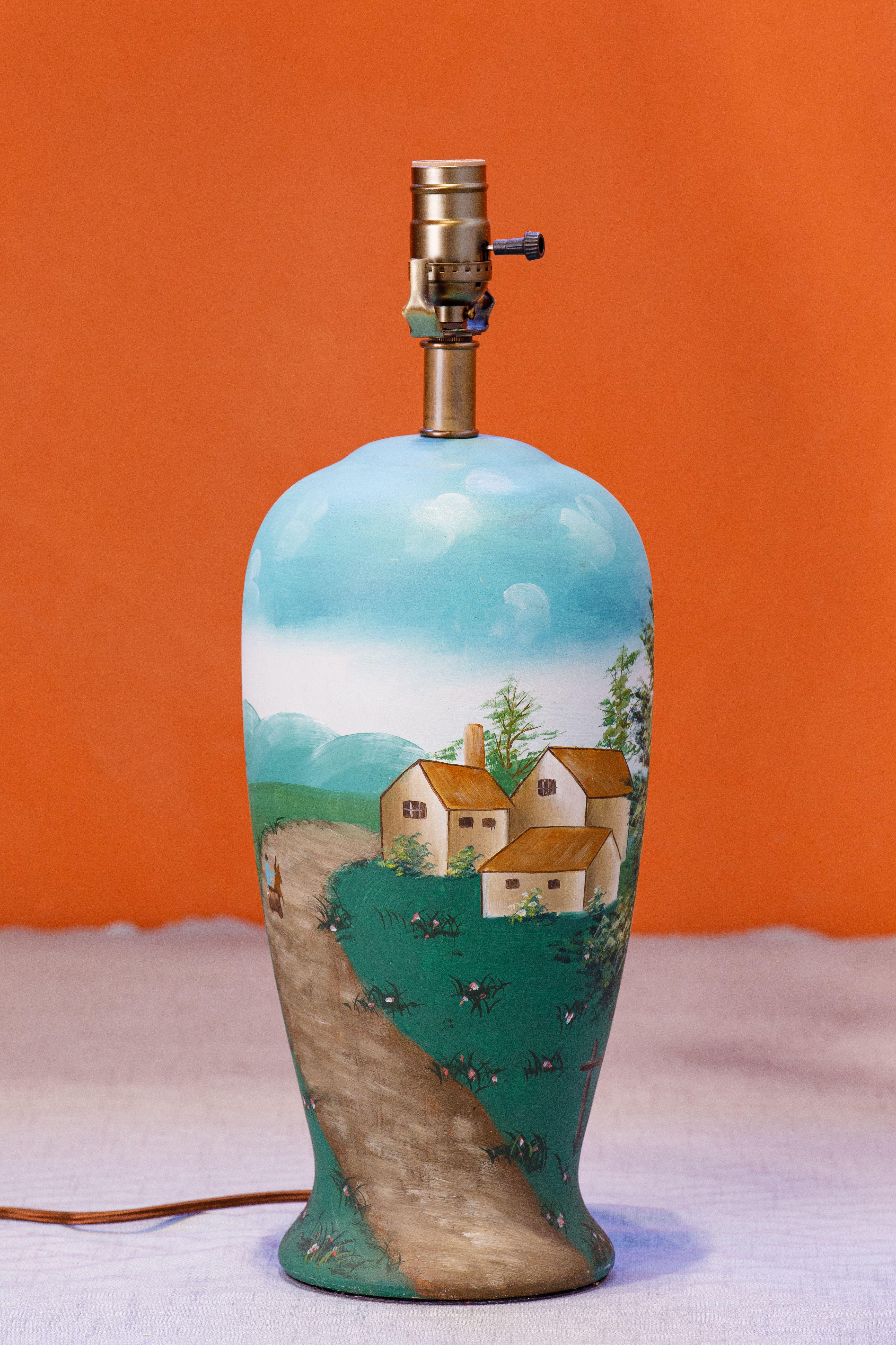 Peint à la main Charmante lampe colorée unique peinte à la main représentant une scène de village en vente