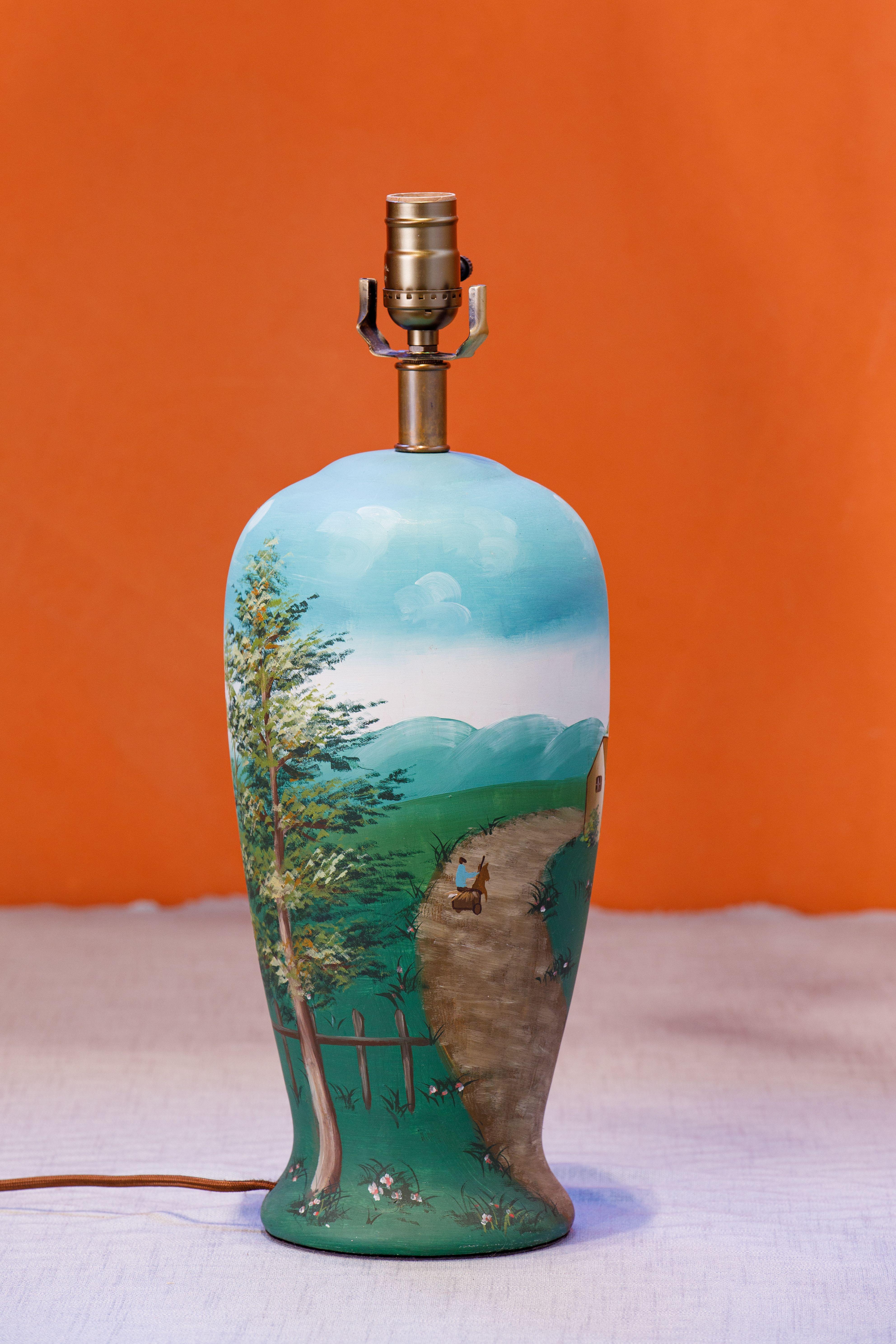Charmante lampe colorée unique peinte à la main représentant une scène de village Bon état - En vente à Houston, TX