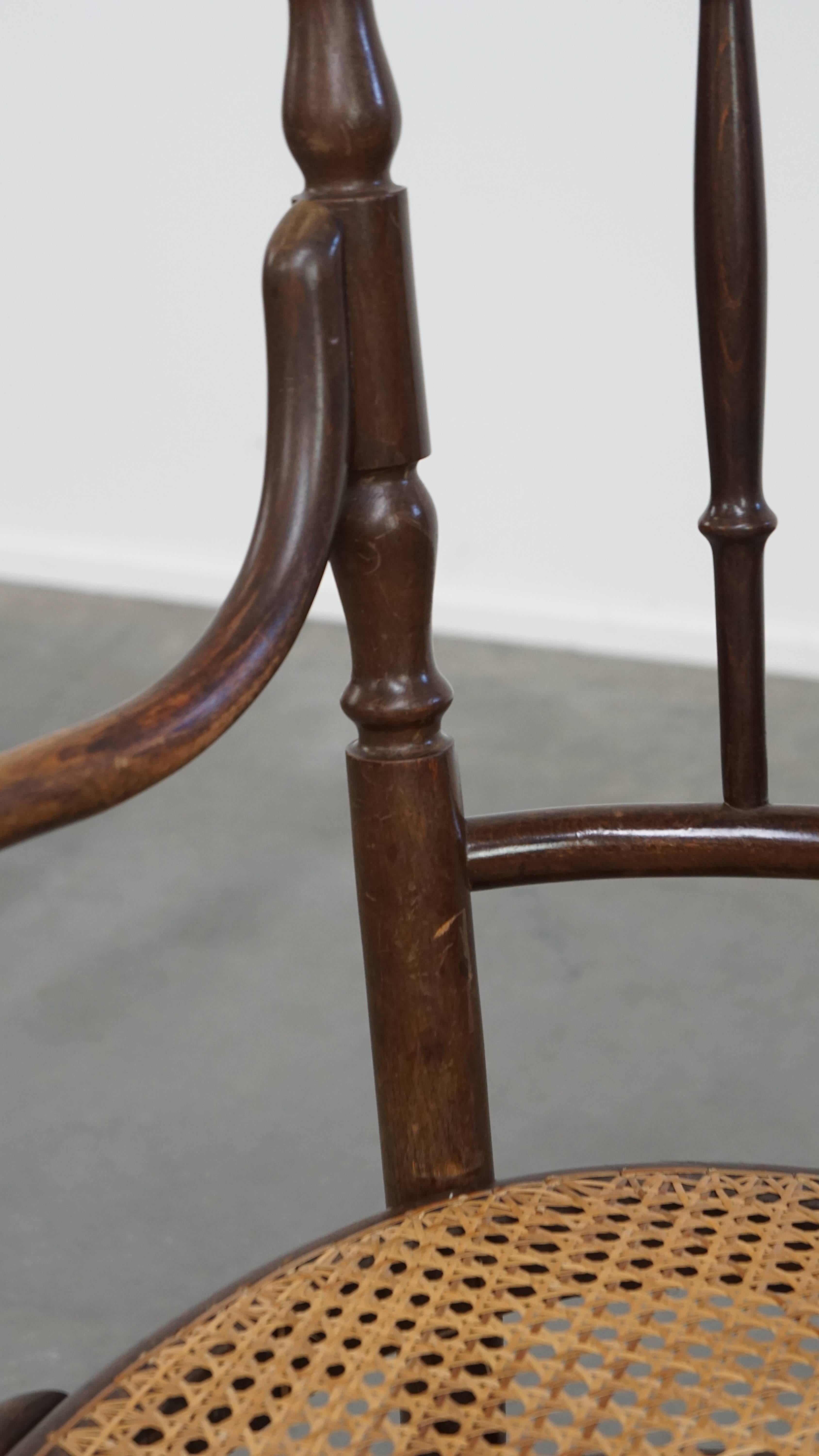 Incantevole sedia bistrot originale d'epoca Thonet con braccioli in vendita 5