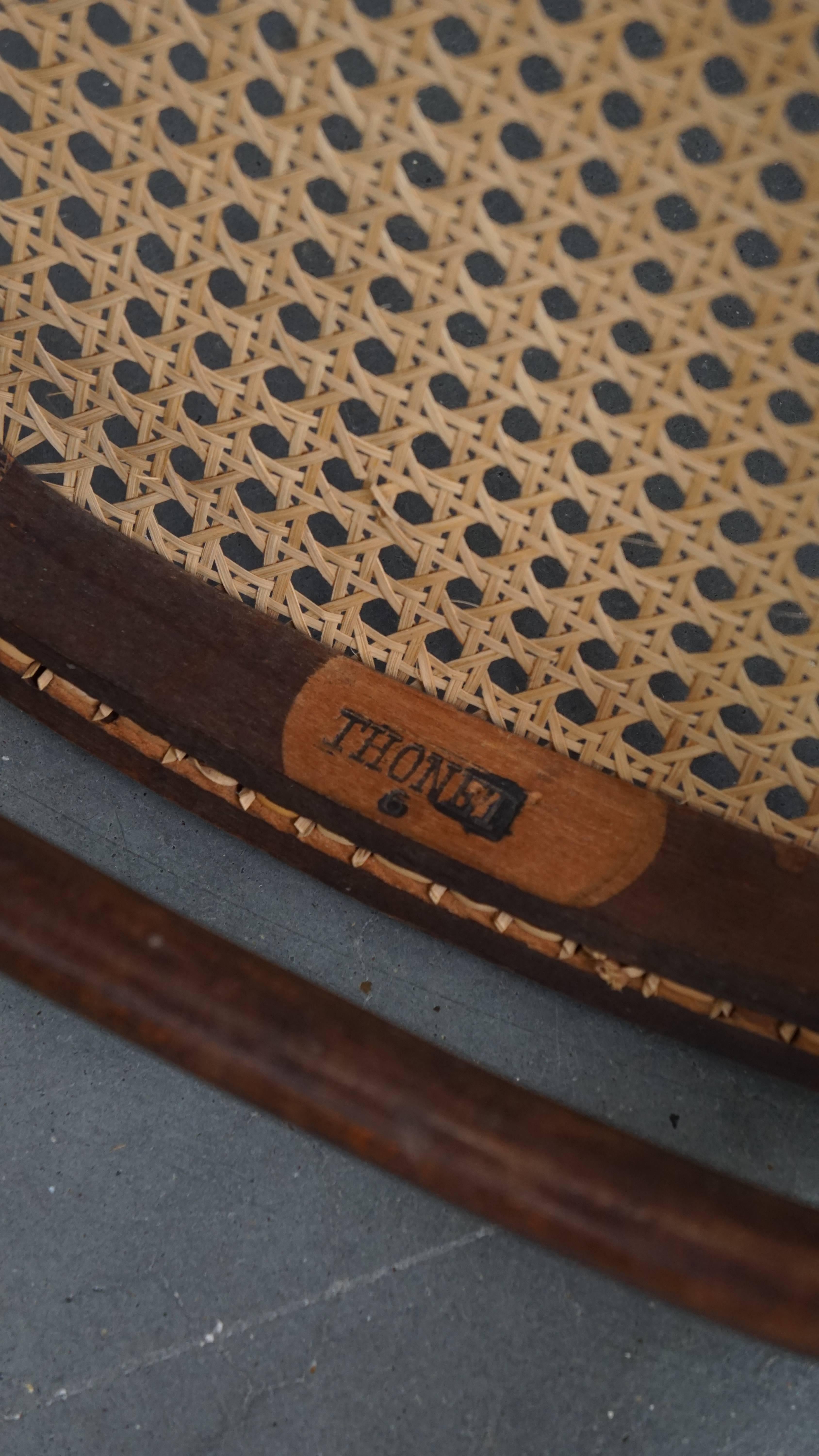 Incantevole sedia bistrot originale d'epoca Thonet con braccioli in vendita 8