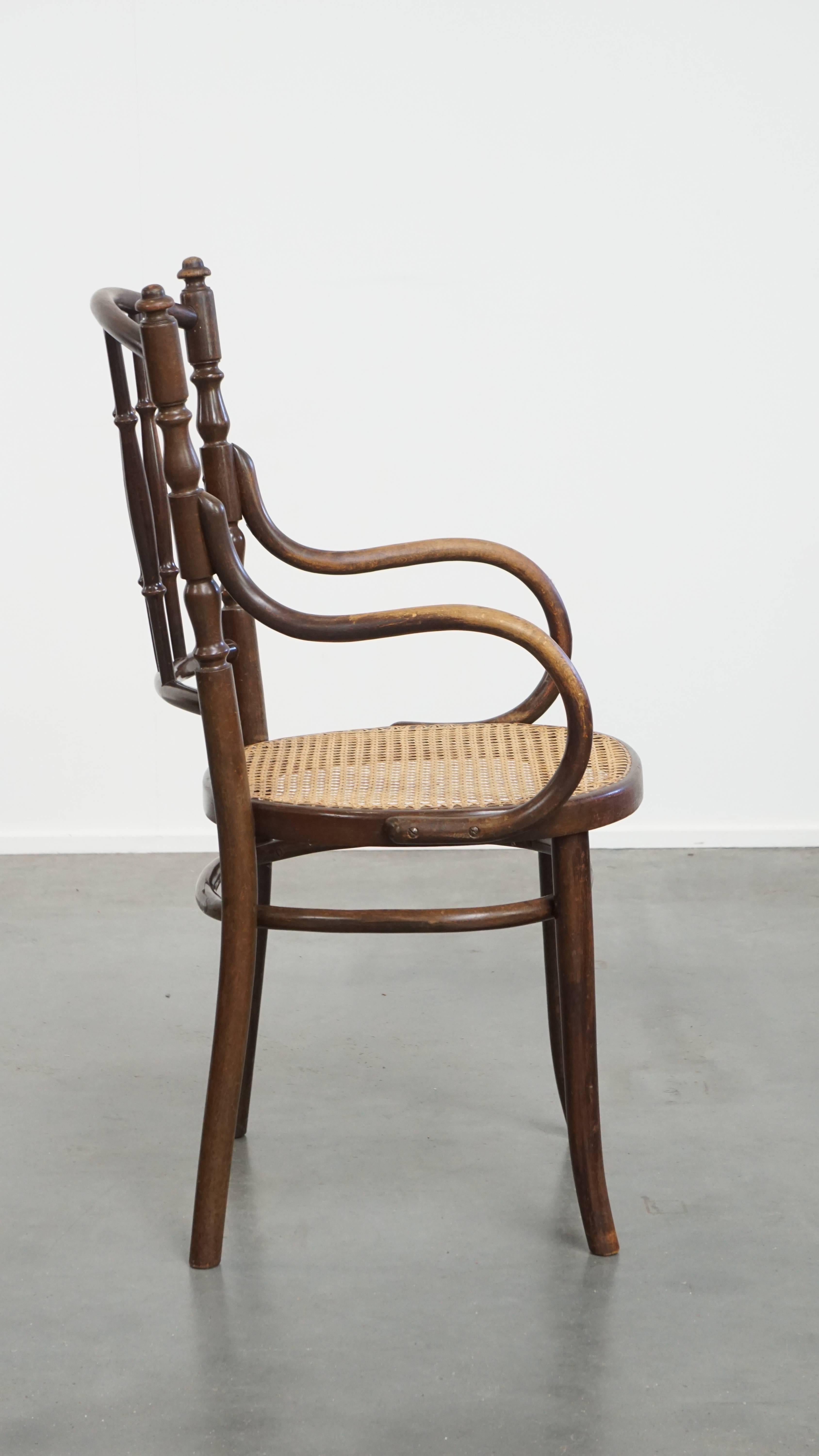 Romano classico Incantevole sedia bistrot originale d'epoca Thonet con braccioli in vendita