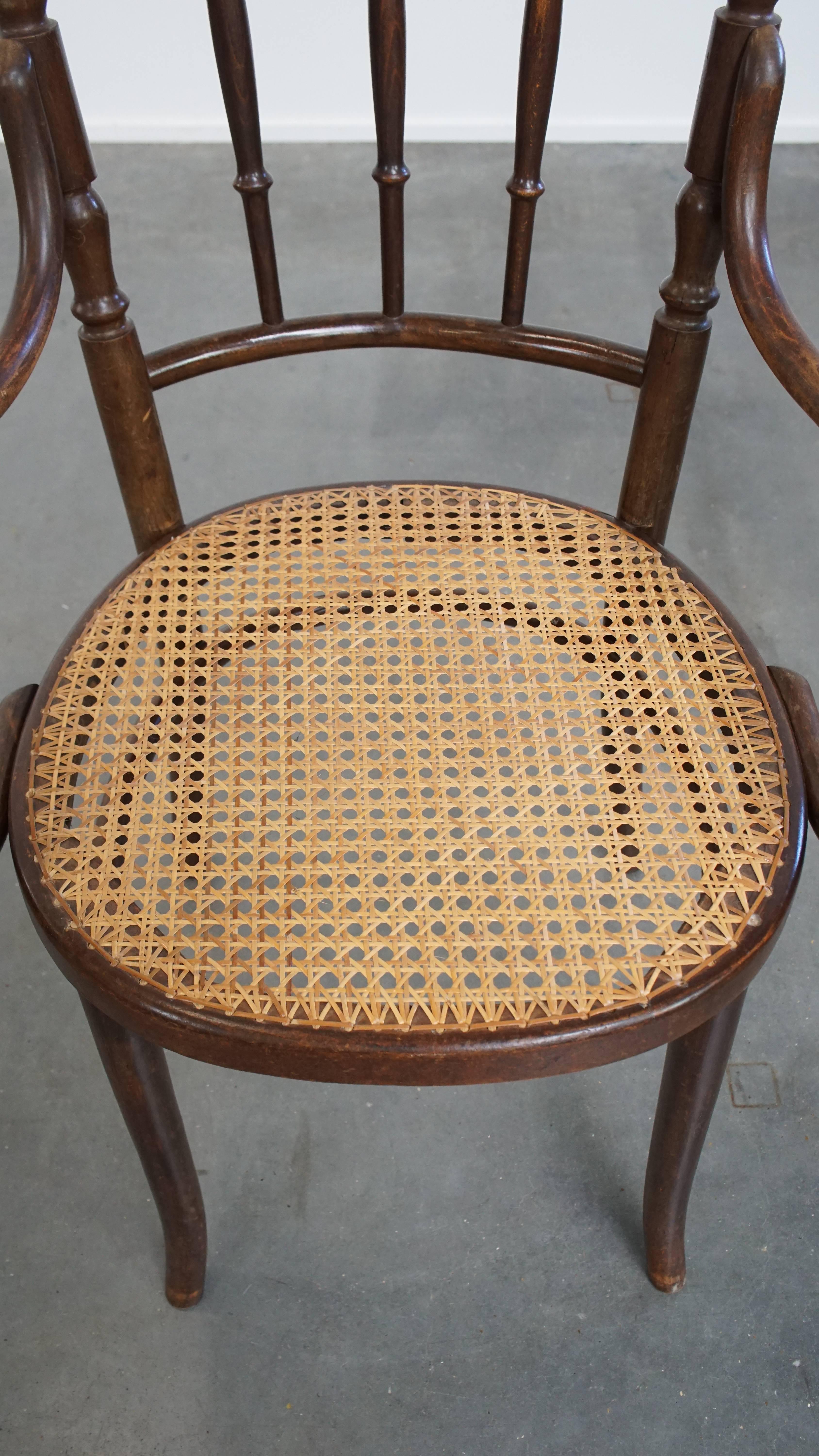 XX secolo Incantevole sedia bistrot originale d'epoca Thonet con braccioli in vendita