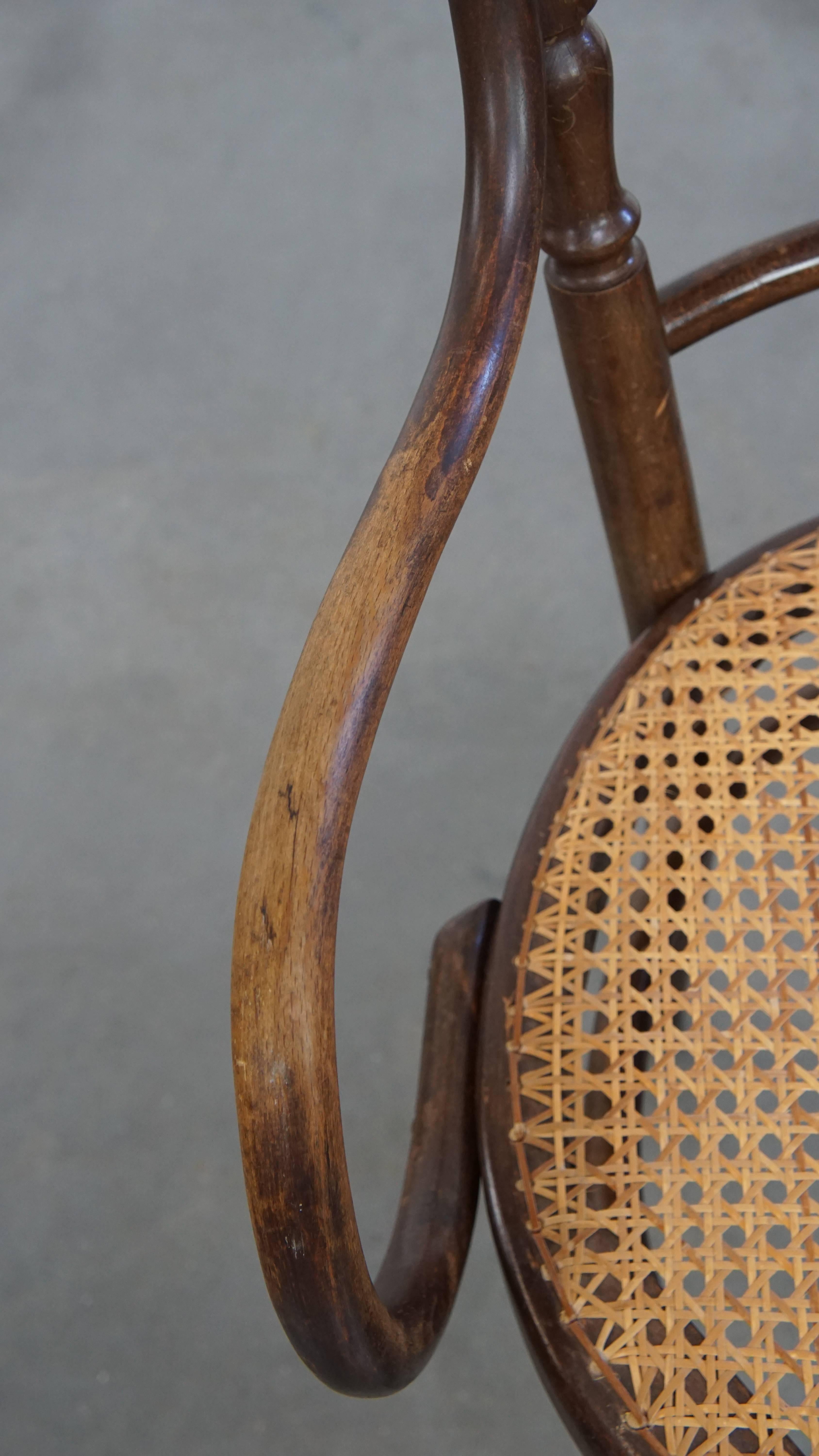 Canna Incantevole sedia bistrot originale d'epoca Thonet con braccioli in vendita