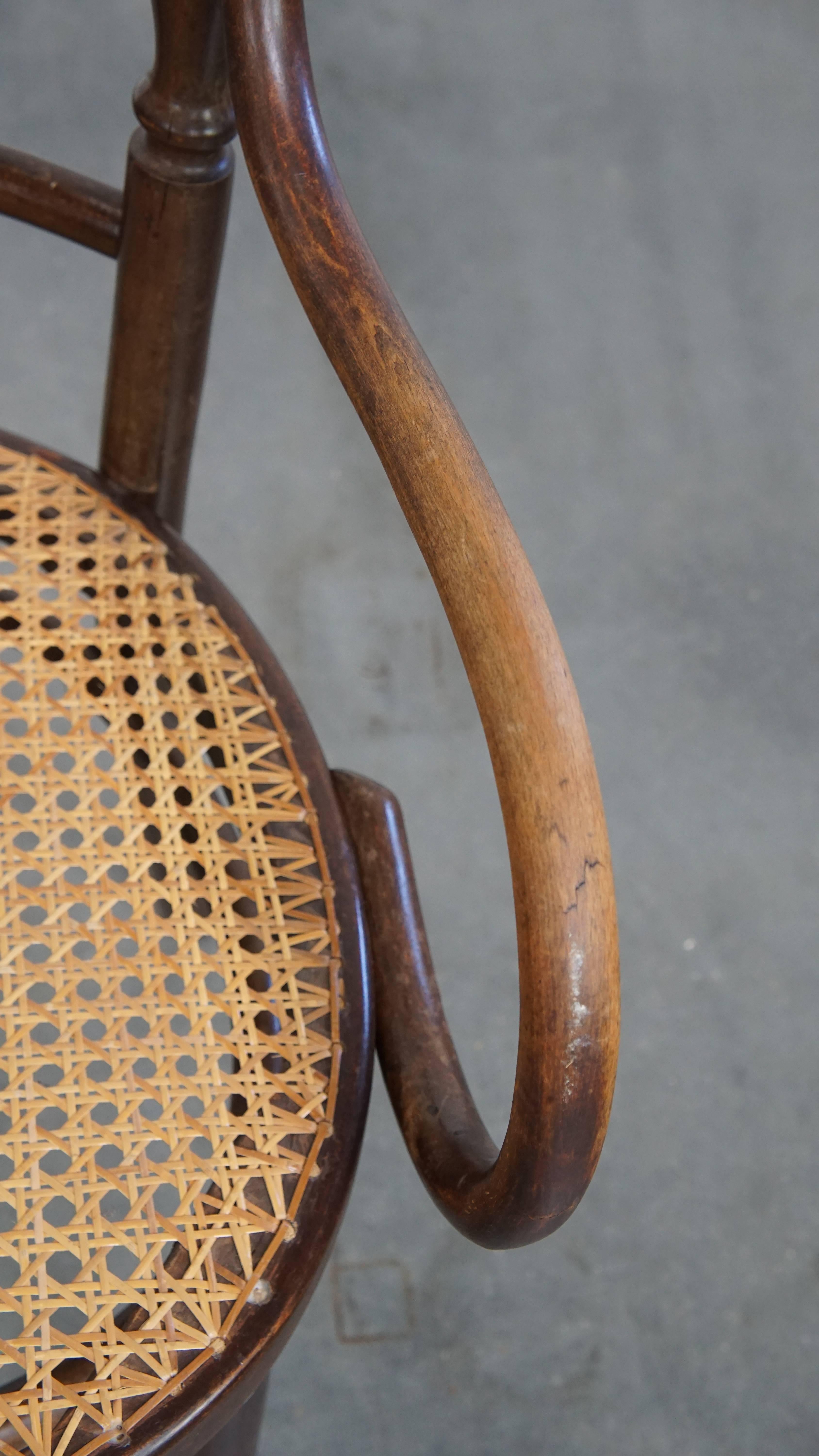 Incantevole sedia bistrot originale d'epoca Thonet con braccioli in vendita 1