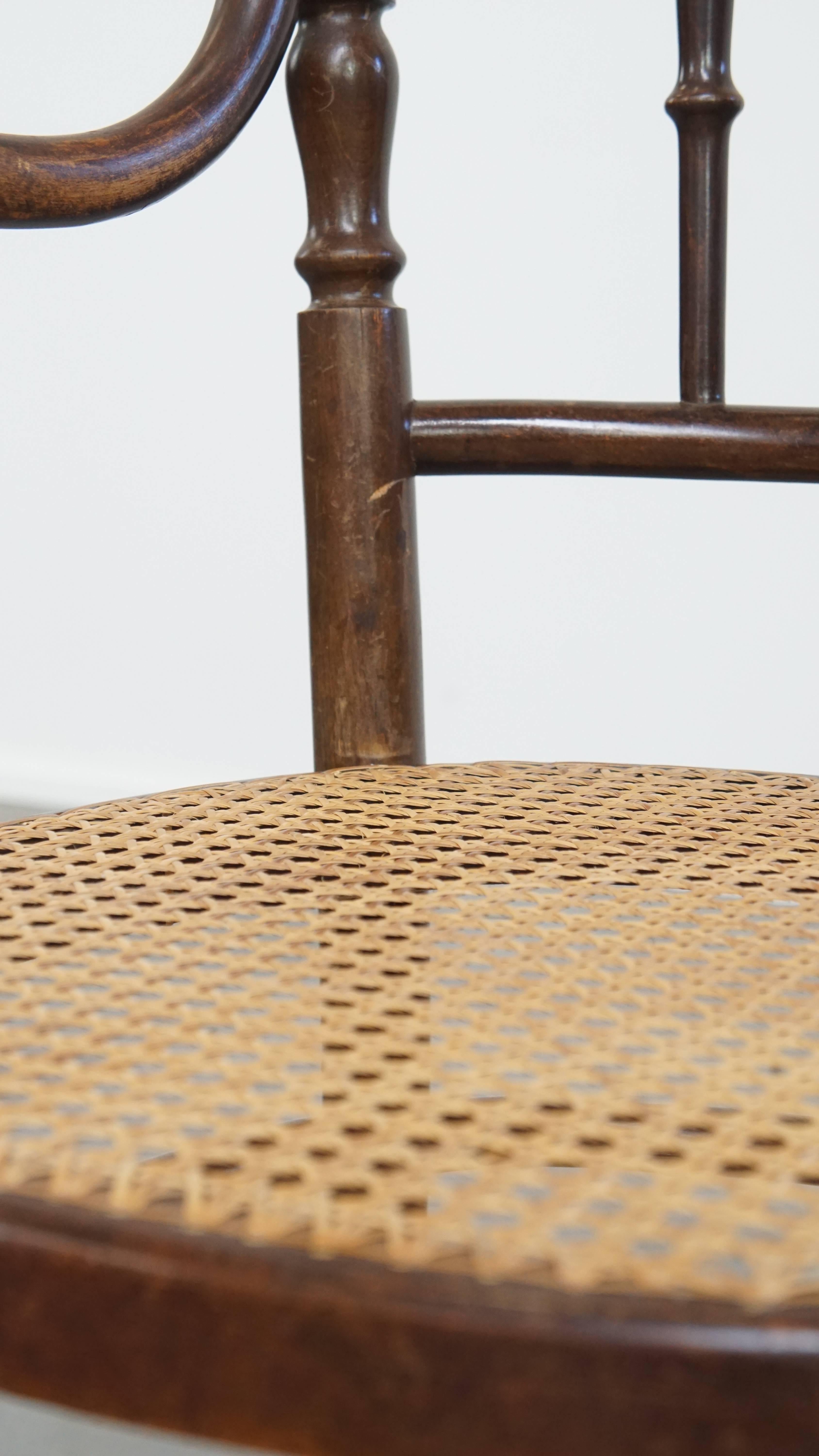 Incantevole sedia bistrot originale d'epoca Thonet con braccioli in vendita 2