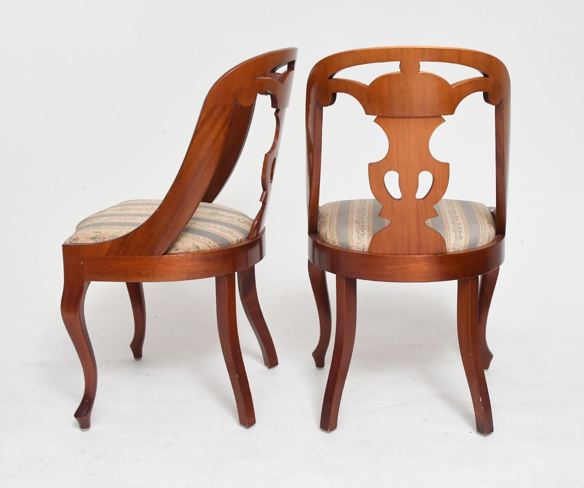 Bring some old-world elegance into your dining room with this charming pair of 1800s Göteborg-style mahogany chairs. They feature a Classic design with gorgeous curves and fixed upholstered seat. Wear is consistent with age and use, but they’d make