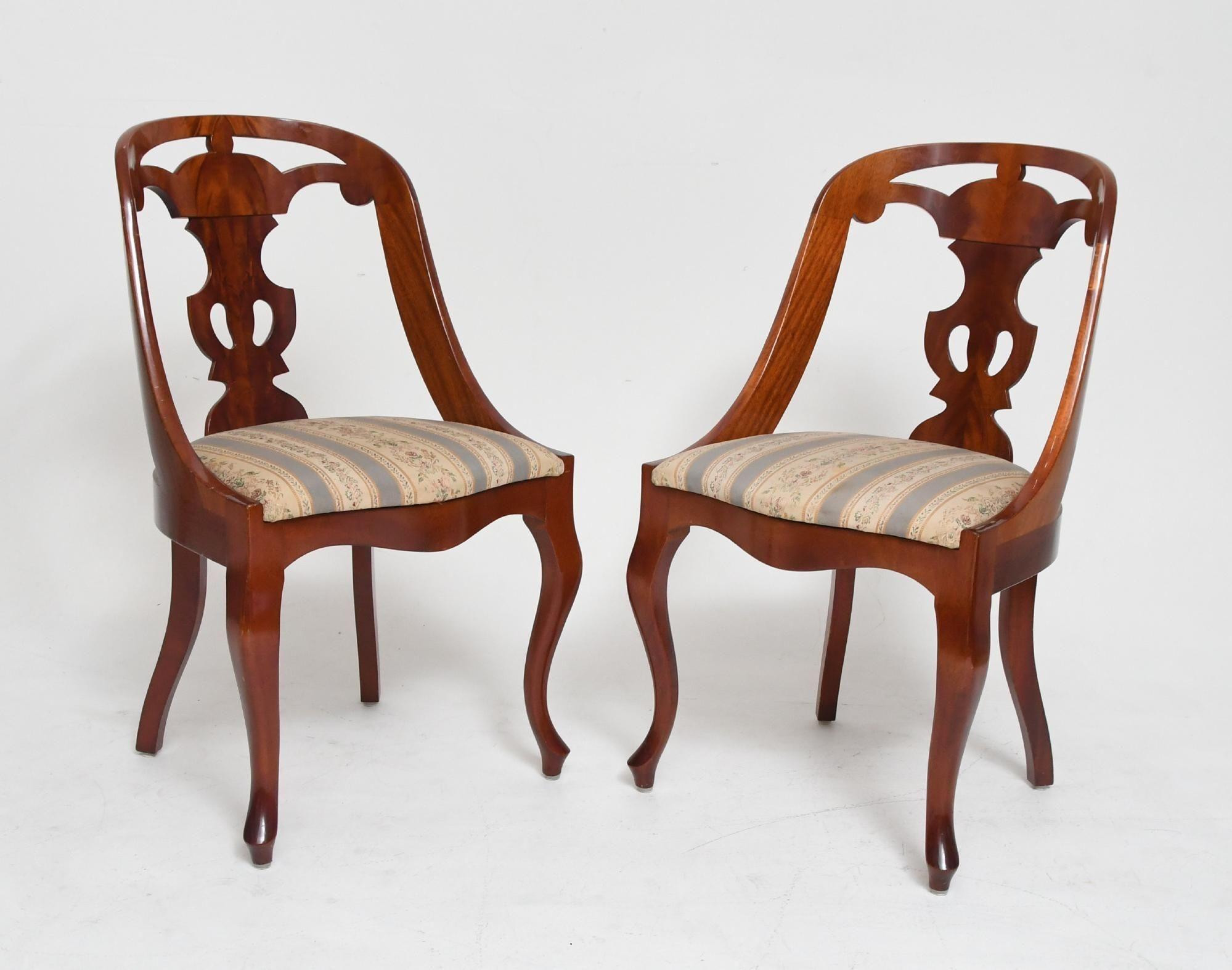 Swedish Charming Pair of 1800s Göteborg Dining Chairs For Sale