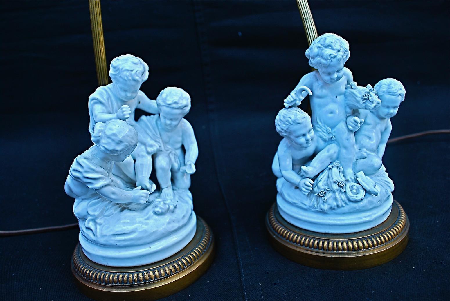 Charming Pair of 1920s French Porcelain Cherubs Lamps In Good Condition In Los Angeles, CA