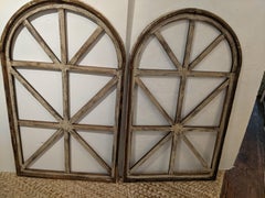 Charmantes Paar gewölbter architektonischer Fensterrahmen aus Holz im Used-Look