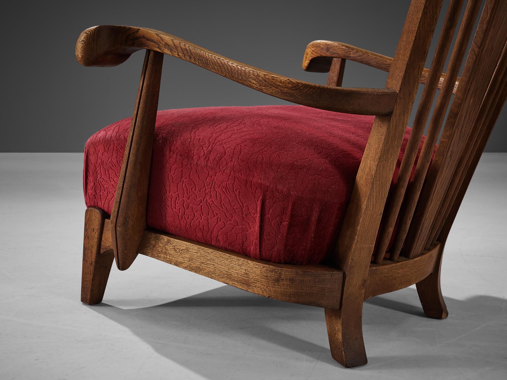 Mid-Century Modern Paire de fauteuils français sculptés en chêne et tissu d'ameublement en velours bordeaux en vente