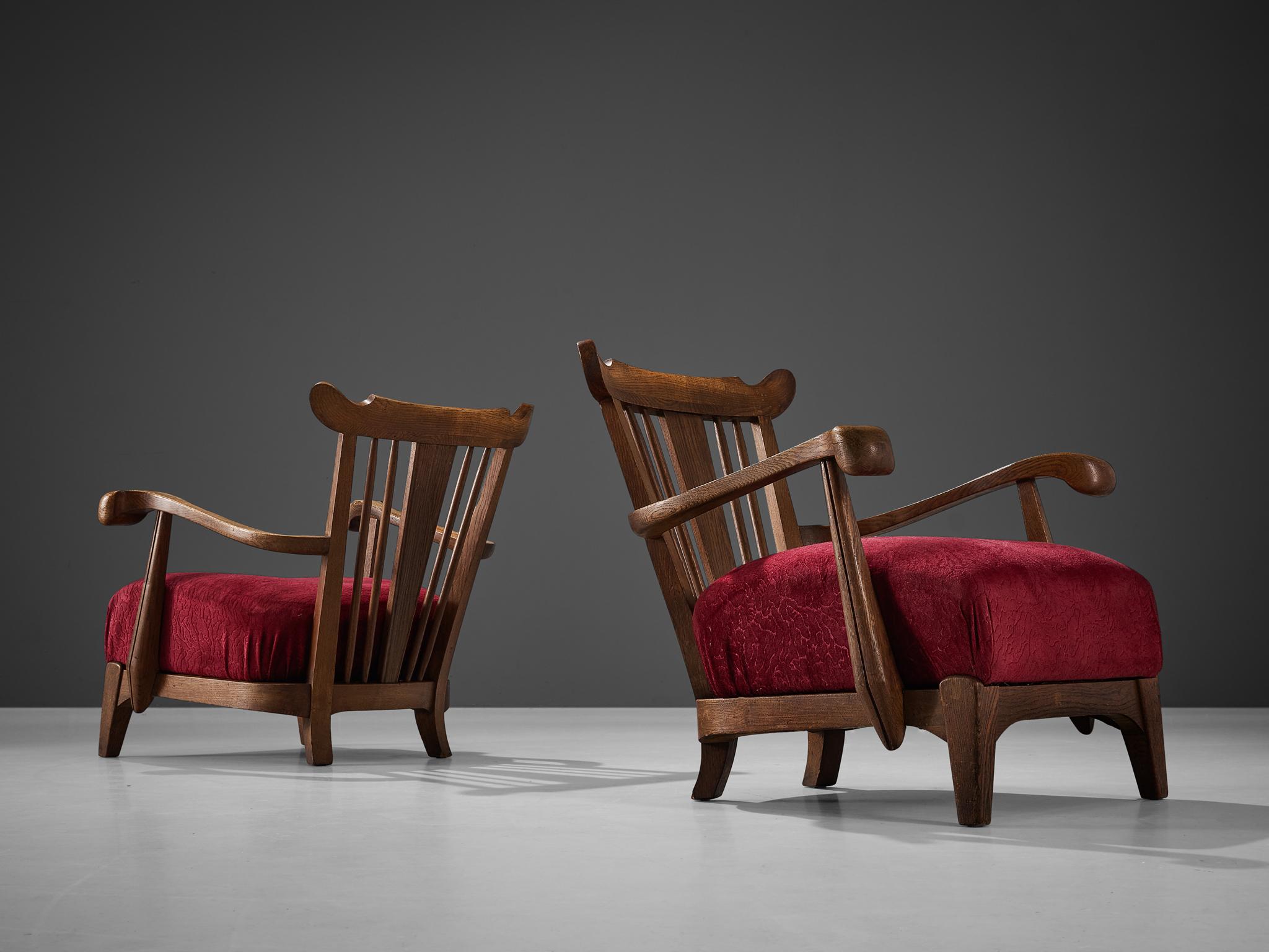 Skulpturales französisches Paar Sessel aus Eiche und burgunderroter Samtpolsterung (Französisch) im Angebot