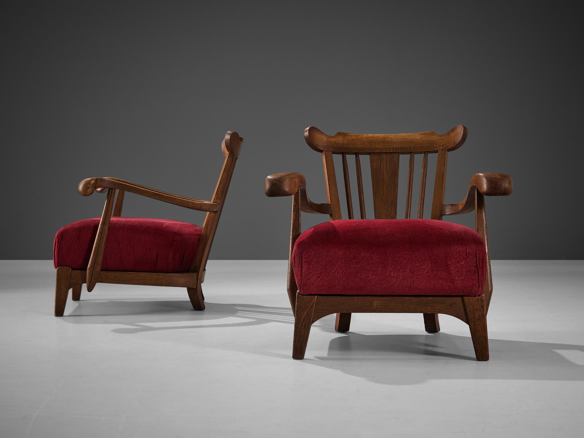 Milieu du XXe siècle Paire de fauteuils français sculptés en chêne et tissu d'ameublement en velours bordeaux en vente