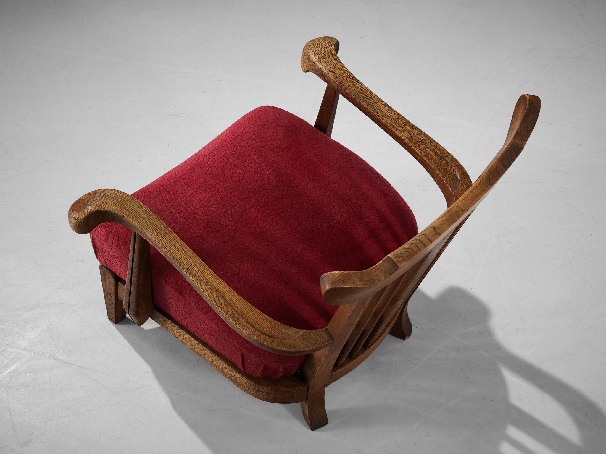 Velours Paire de fauteuils français sculptés en chêne et tissu d'ameublement en velours bordeaux en vente