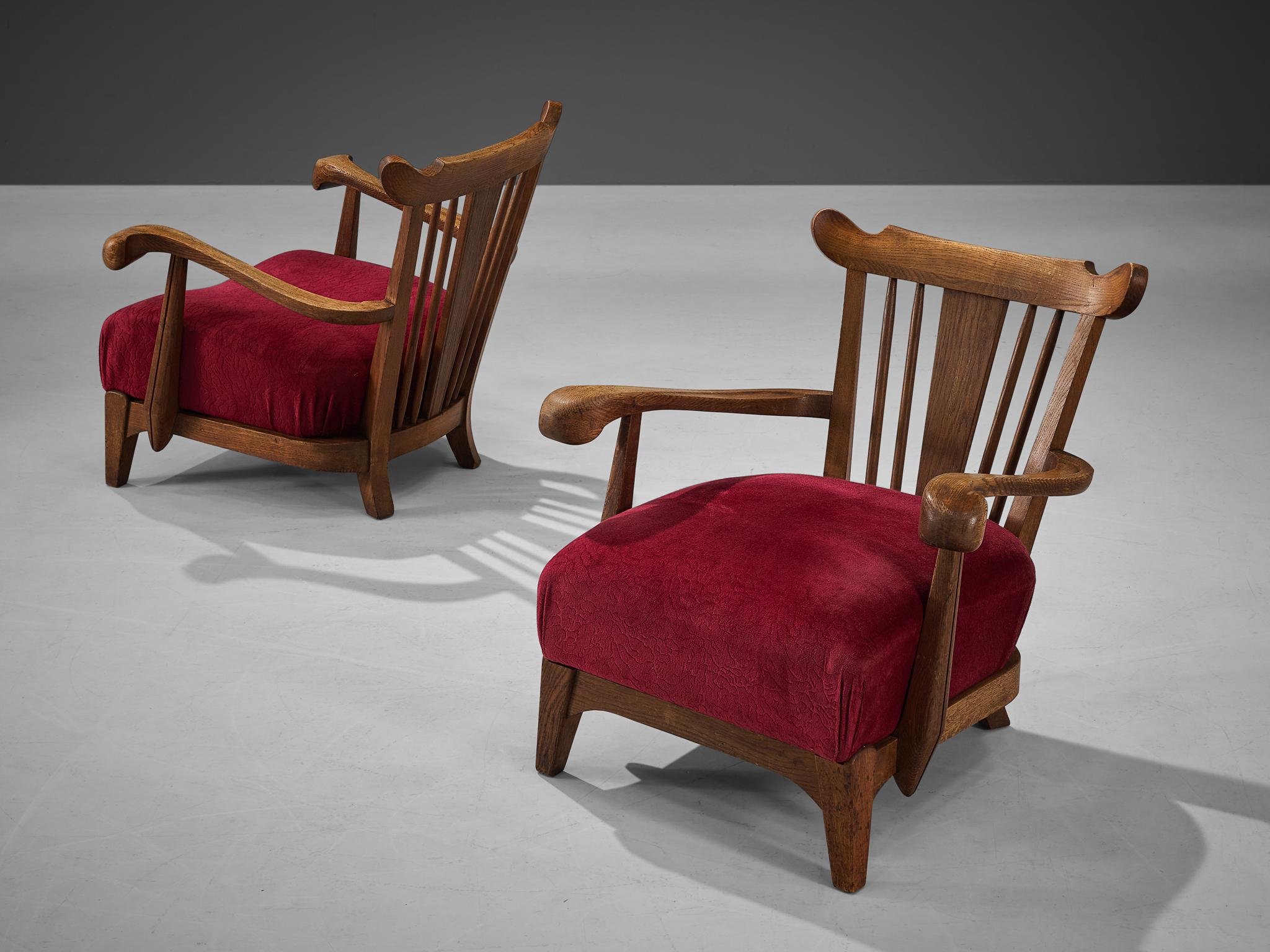 Skulpturales französisches Paar Sessel aus Eiche und burgunderroter Samtpolsterung im Angebot 2