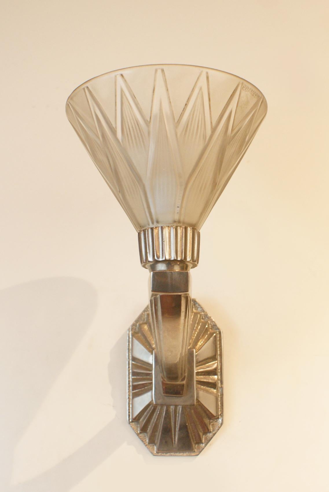 Frosted Charming Pair of Art Deco Wall Sconces signed P. D’avesn, France, circa 1930