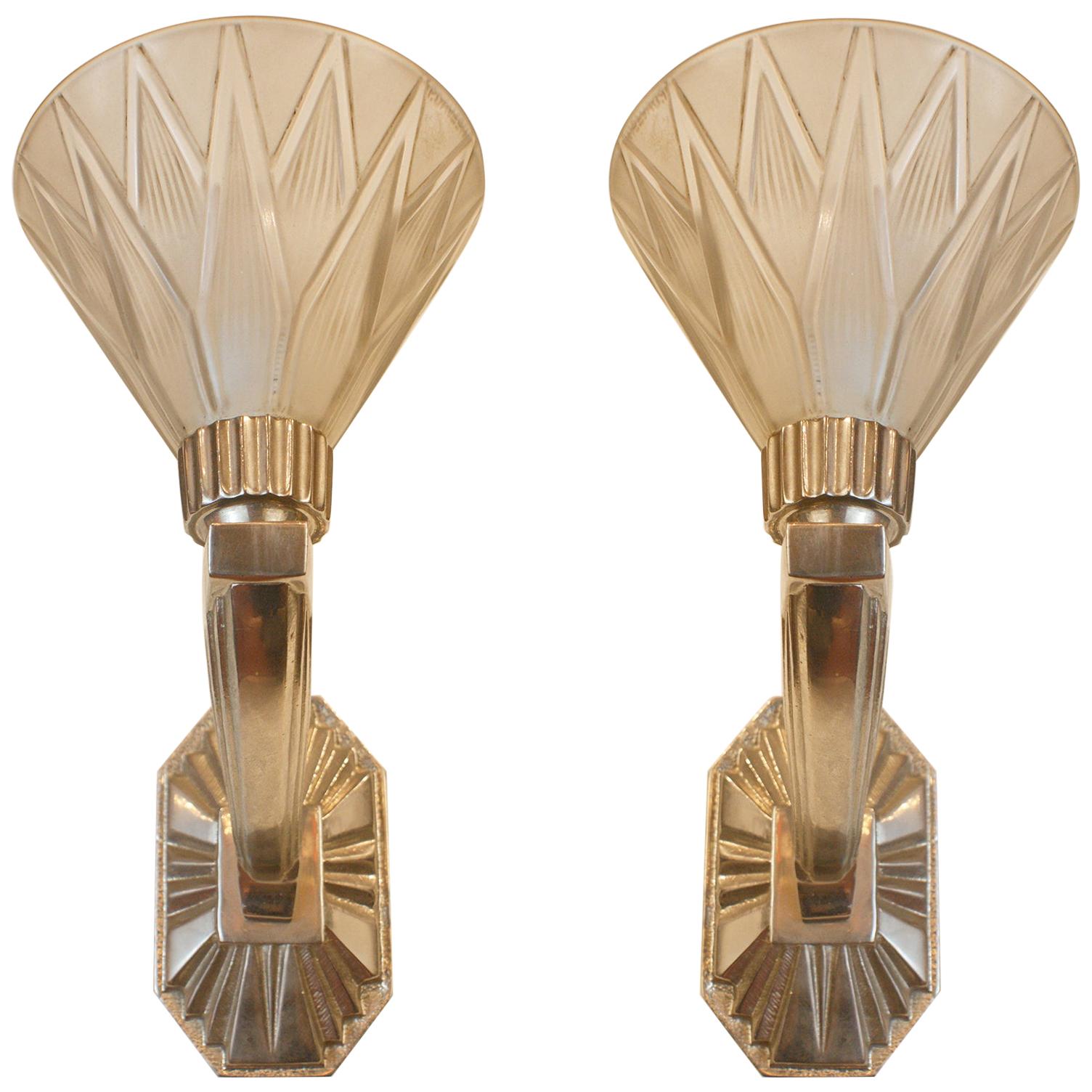 Charming Pair of Art Deco Wall Sconces signed P. D’avesn, France, circa 1930