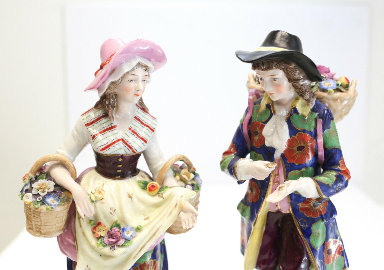 Charmante paire de figurines en porcelaine de Derby, corbeilles à fleurs, circa 1760

Un beau couple peint à la main cueillant des fleurs ; tous deux vêtus de vêtements d'époque du 18e siècle avec des motifs floraux éclatants et des garnitures