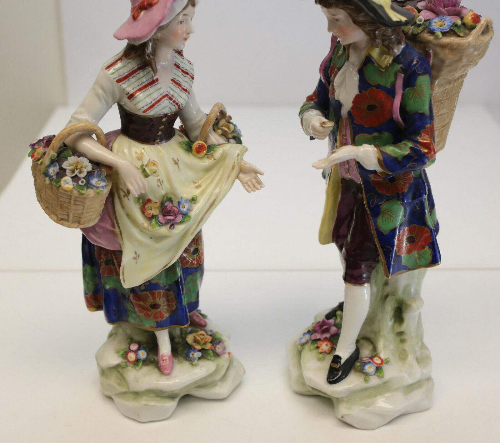 Charmante paire de figurines en porcelaine de Derby anglaise, paniers de fleurs, datant d'environ 1760 Bon état - En vente à Gardena, CA
