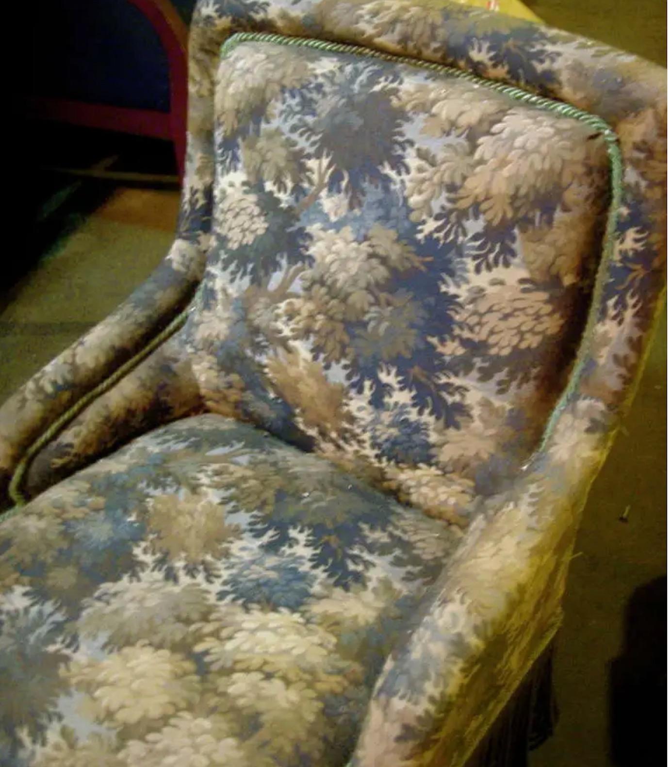 Ein charmantes Paar englischer Sessel ohne Armlehne mit Gobelinbezug im Wandteppichstil im Zustand „Gut“ im Angebot in Buchanan, MI