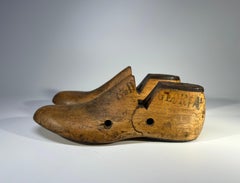 Bezauberndes Paar englischer Schuhleisten aus Holz für Kinderschuhe, Größe 7,5, England, 1950er Jahre