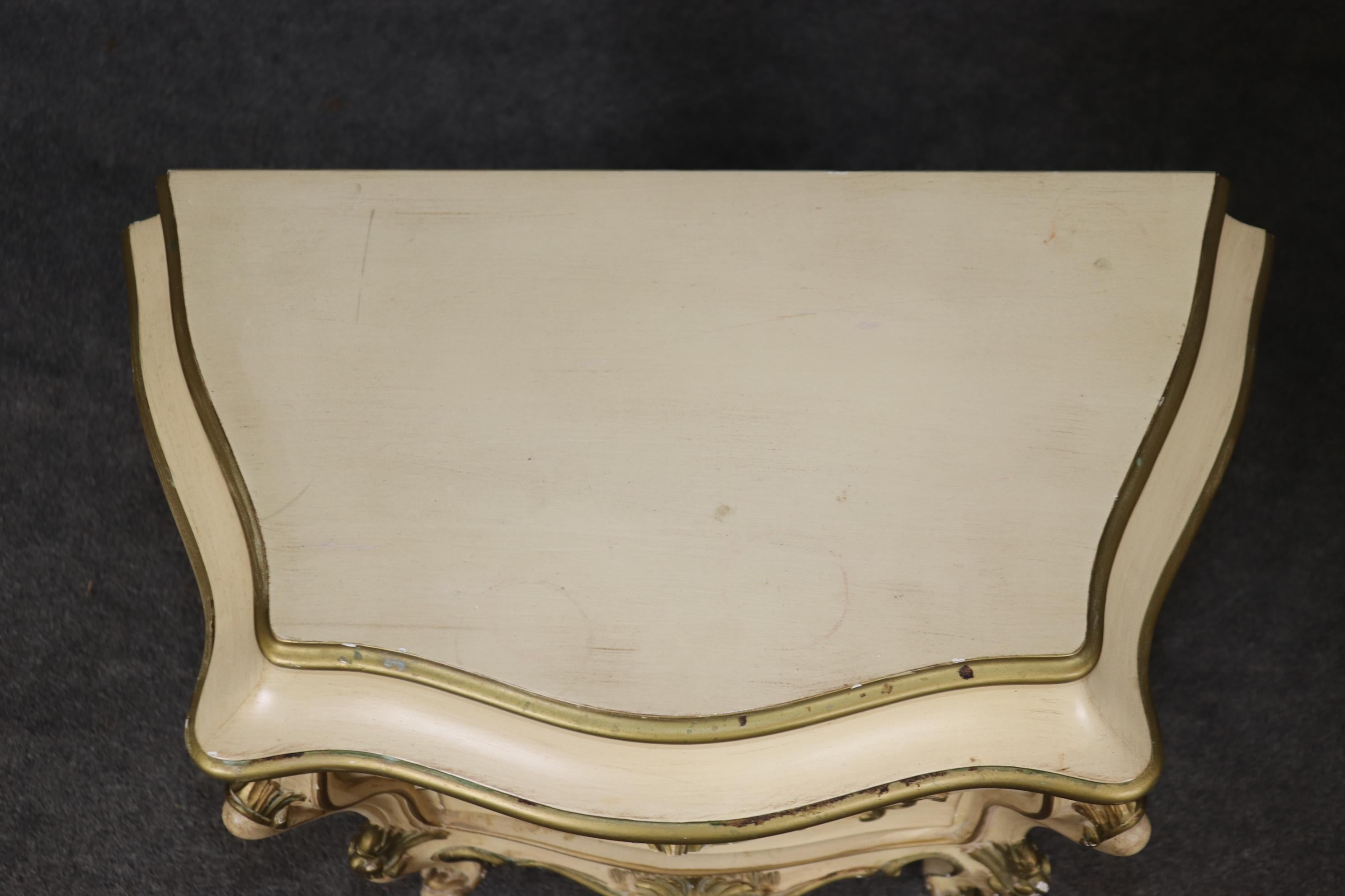 Charmante paire de tables de nuit italiennes et françaises de style Louis XV peintes en forme de bombes en vente 5