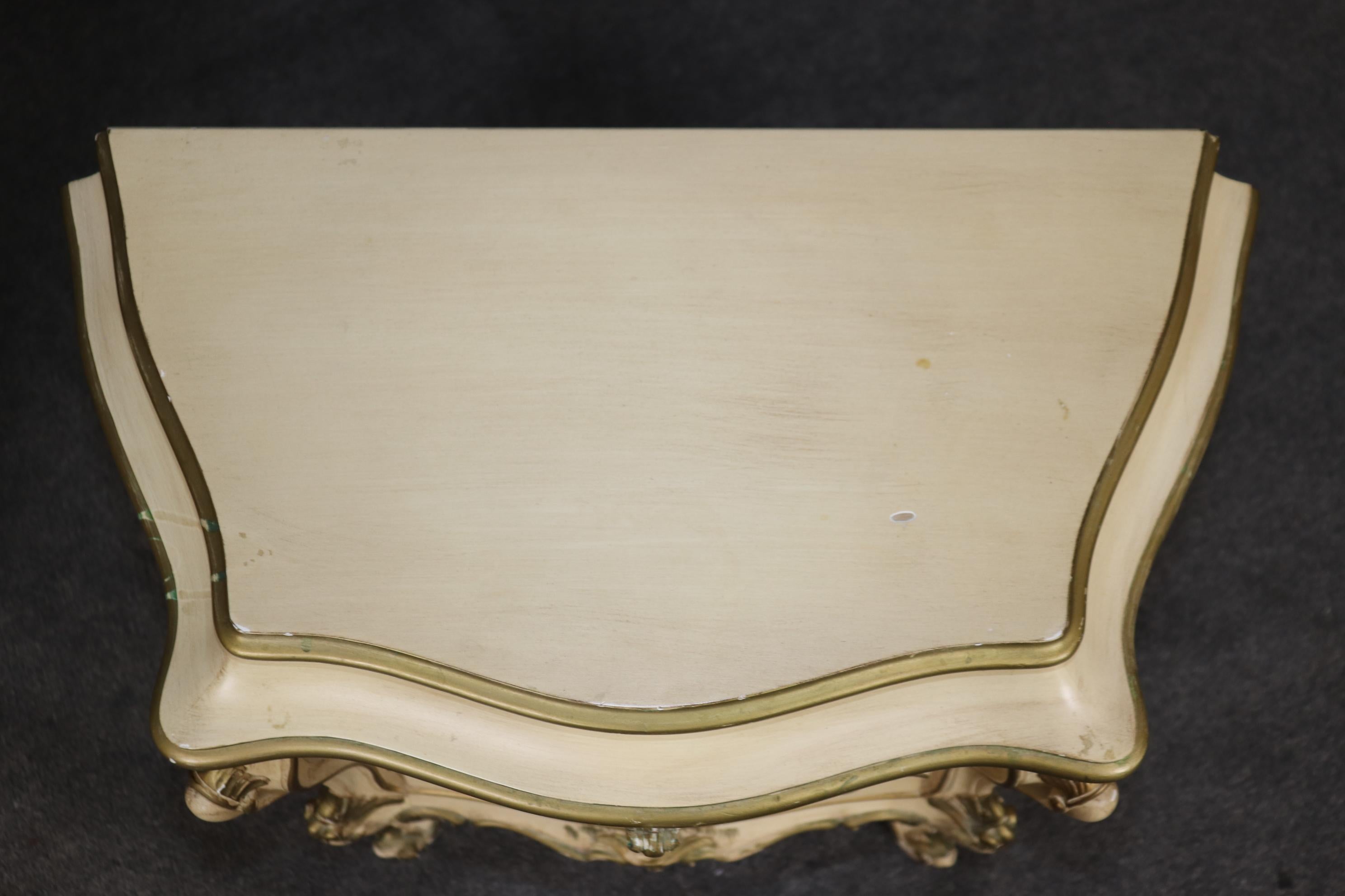 Charmante paire de tables de nuit italiennes et françaises de style Louis XV peintes en forme de bombes en vente 6