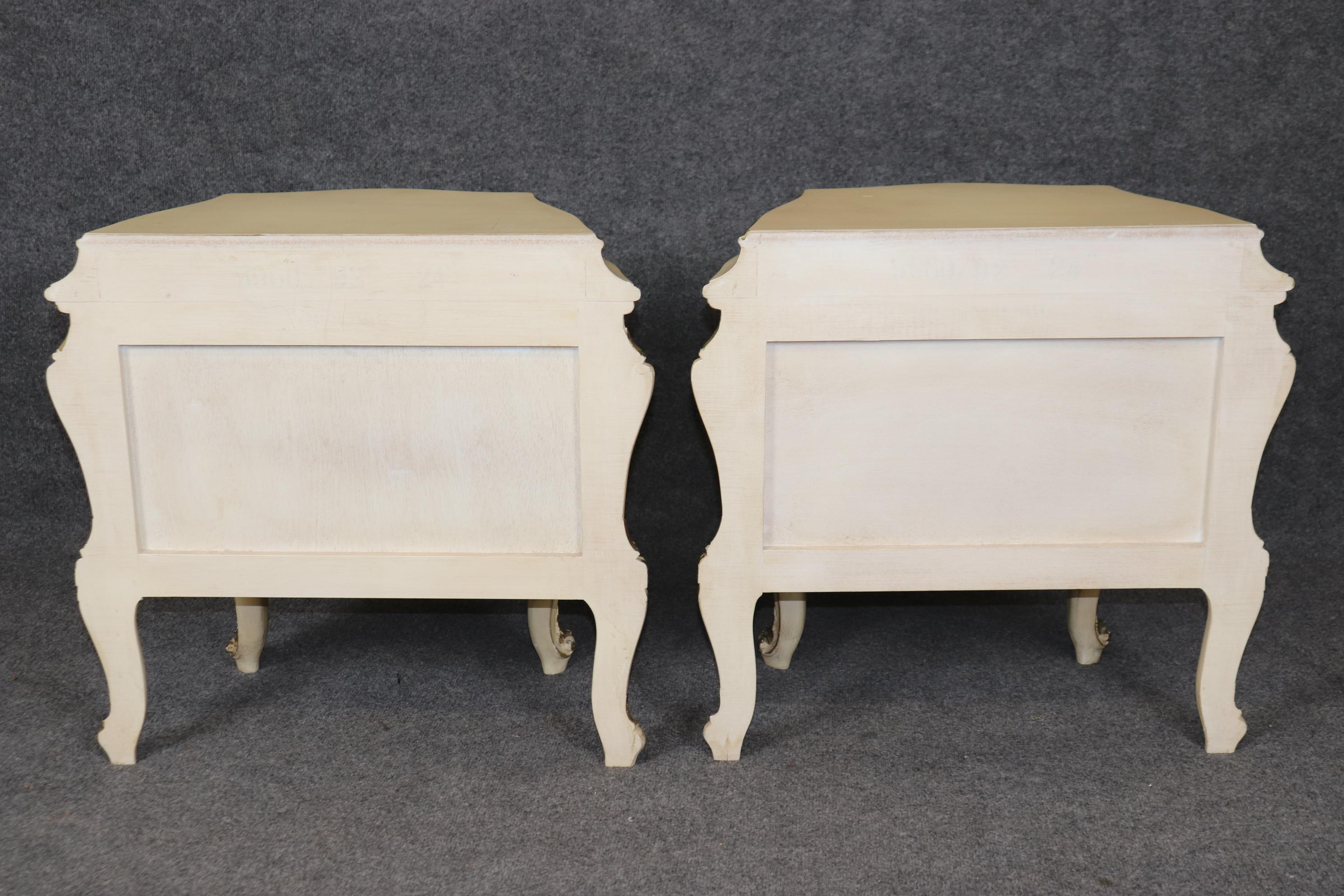 Charmante paire de tables de nuit italiennes et françaises de style Louis XV peintes en forme de bombes en vente 7