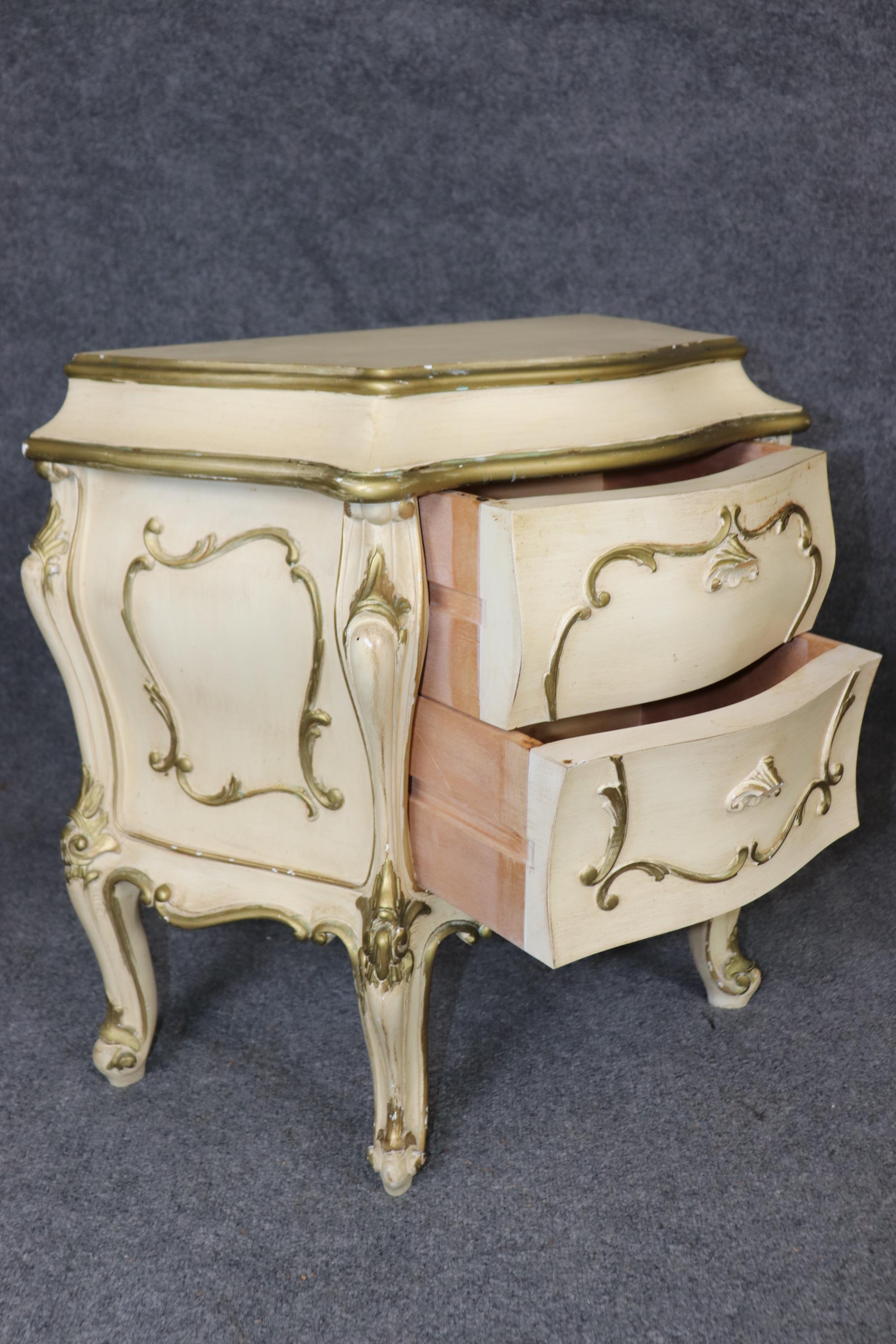 Charmante paire de tables de nuit italiennes et françaises de style Louis XV peintes en forme de bombes Bon état - En vente à Swedesboro, NJ