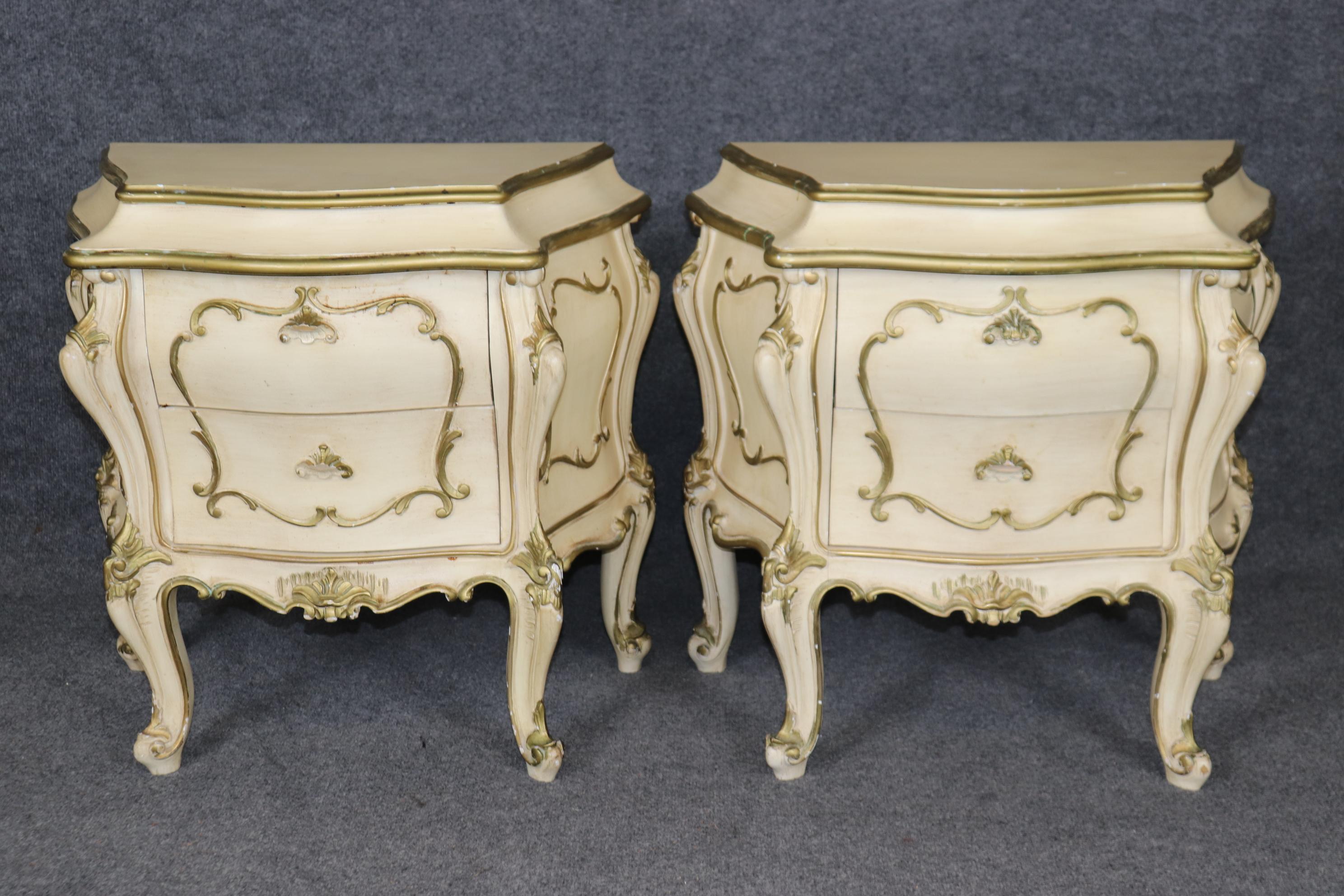 Milieu du XXe siècle Charmante paire de tables de nuit italiennes et françaises de style Louis XV peintes en forme de bombes en vente