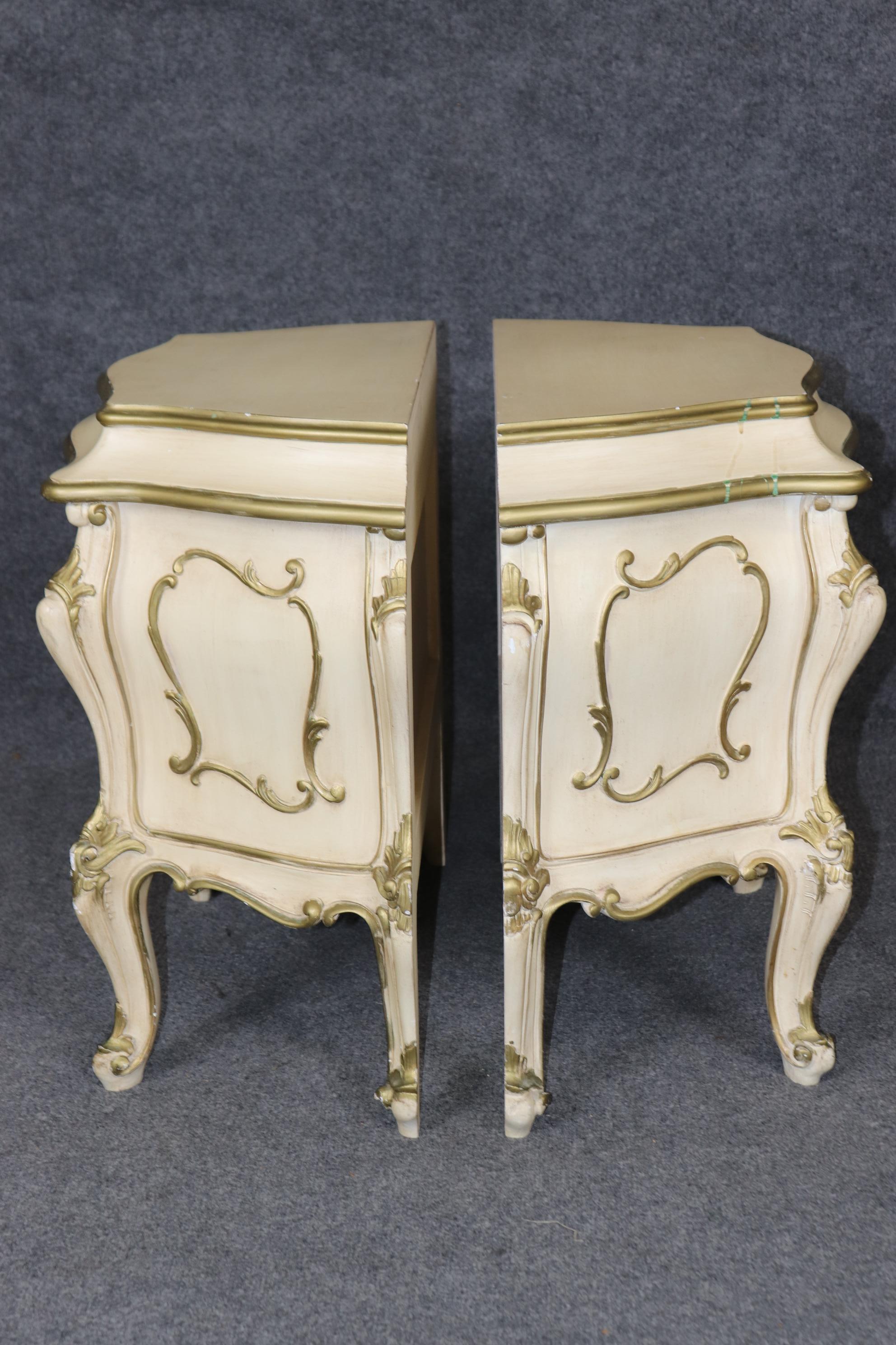 Noyer Charmante paire de tables de nuit italiennes et françaises de style Louis XV peintes en forme de bombes en vente