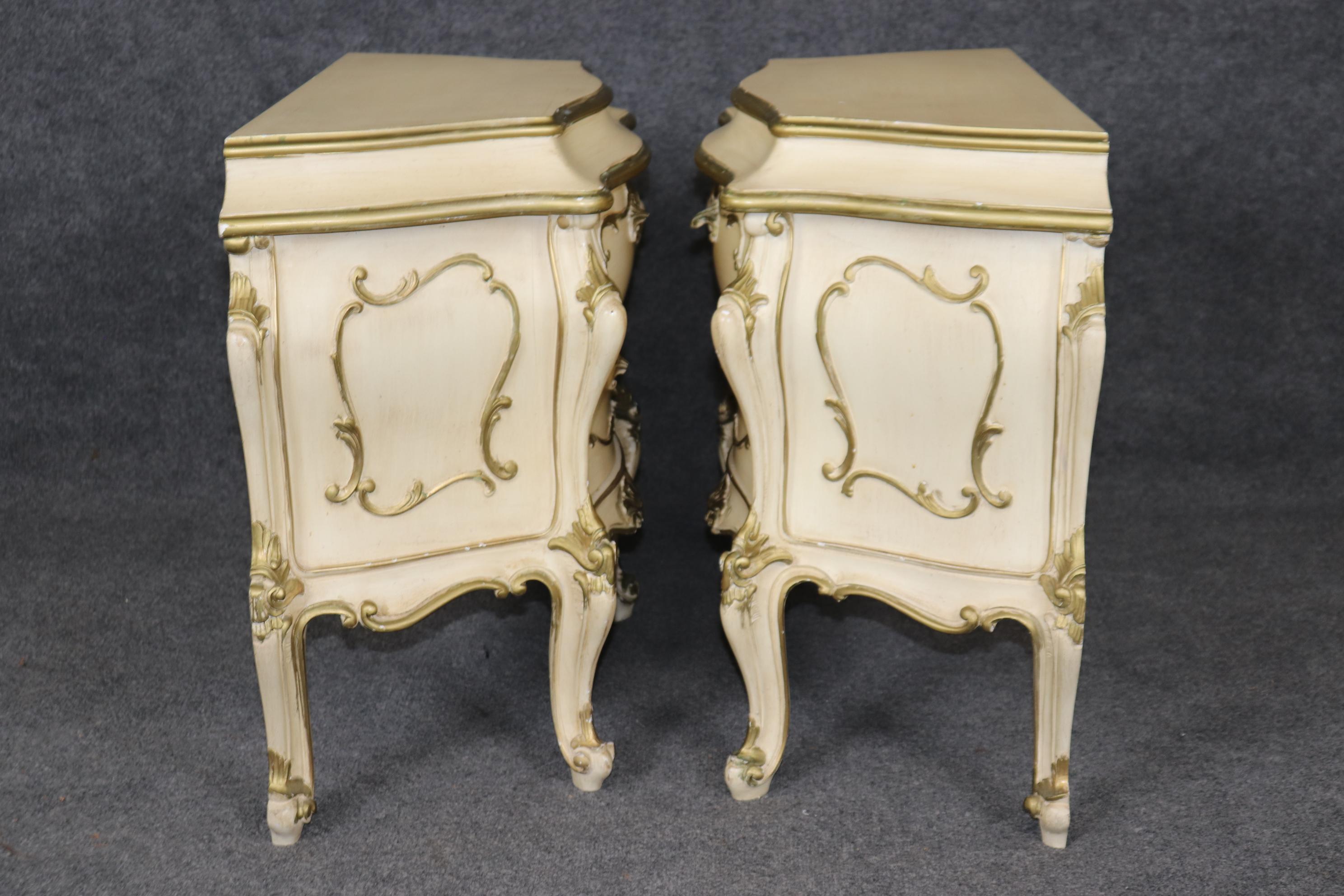 Charmante paire de tables de nuit italiennes et françaises de style Louis XV peintes en forme de bombes en vente 1