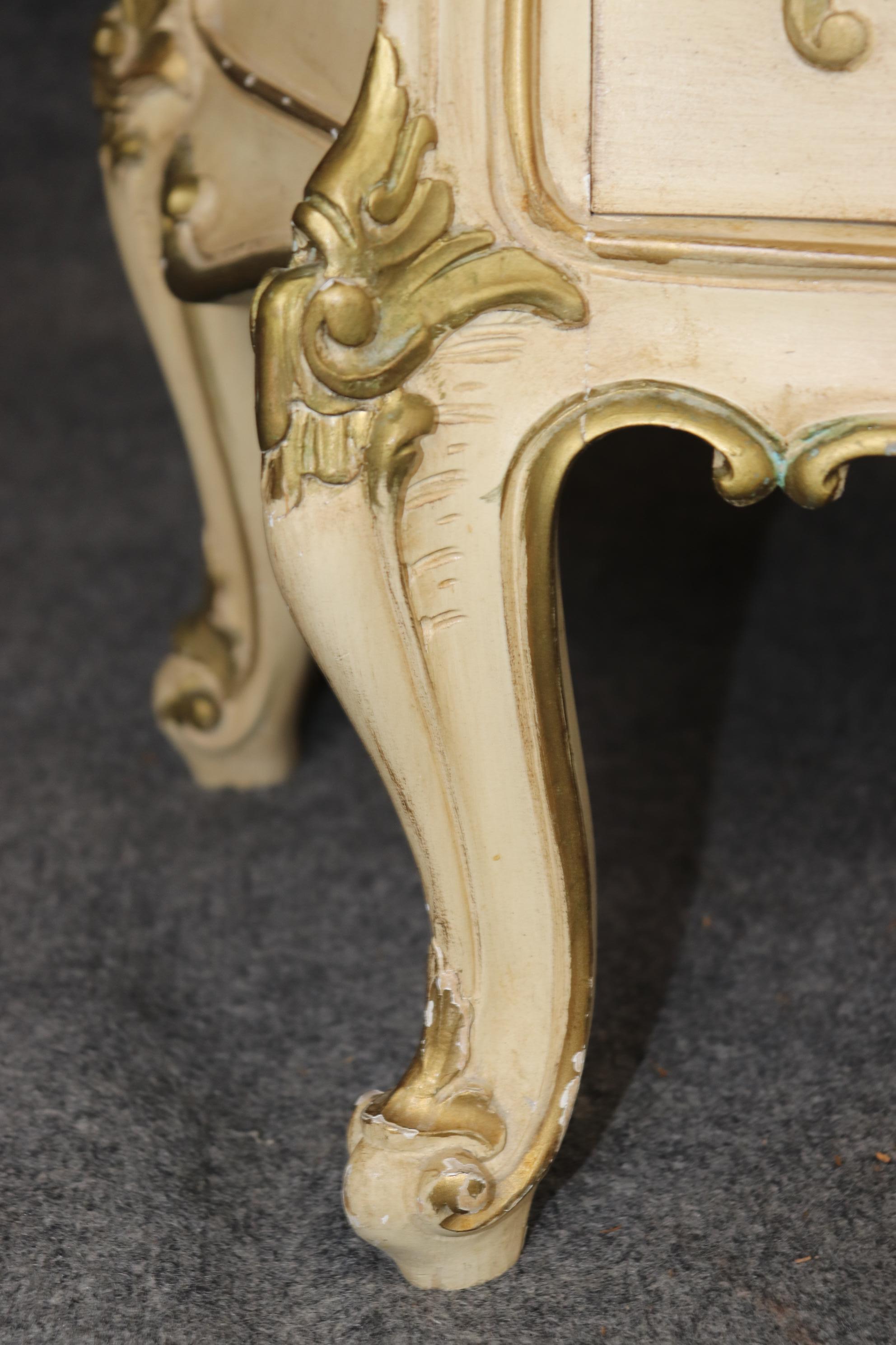 Charmante paire de tables de nuit italiennes et françaises de style Louis XV peintes en forme de bombes en vente 2