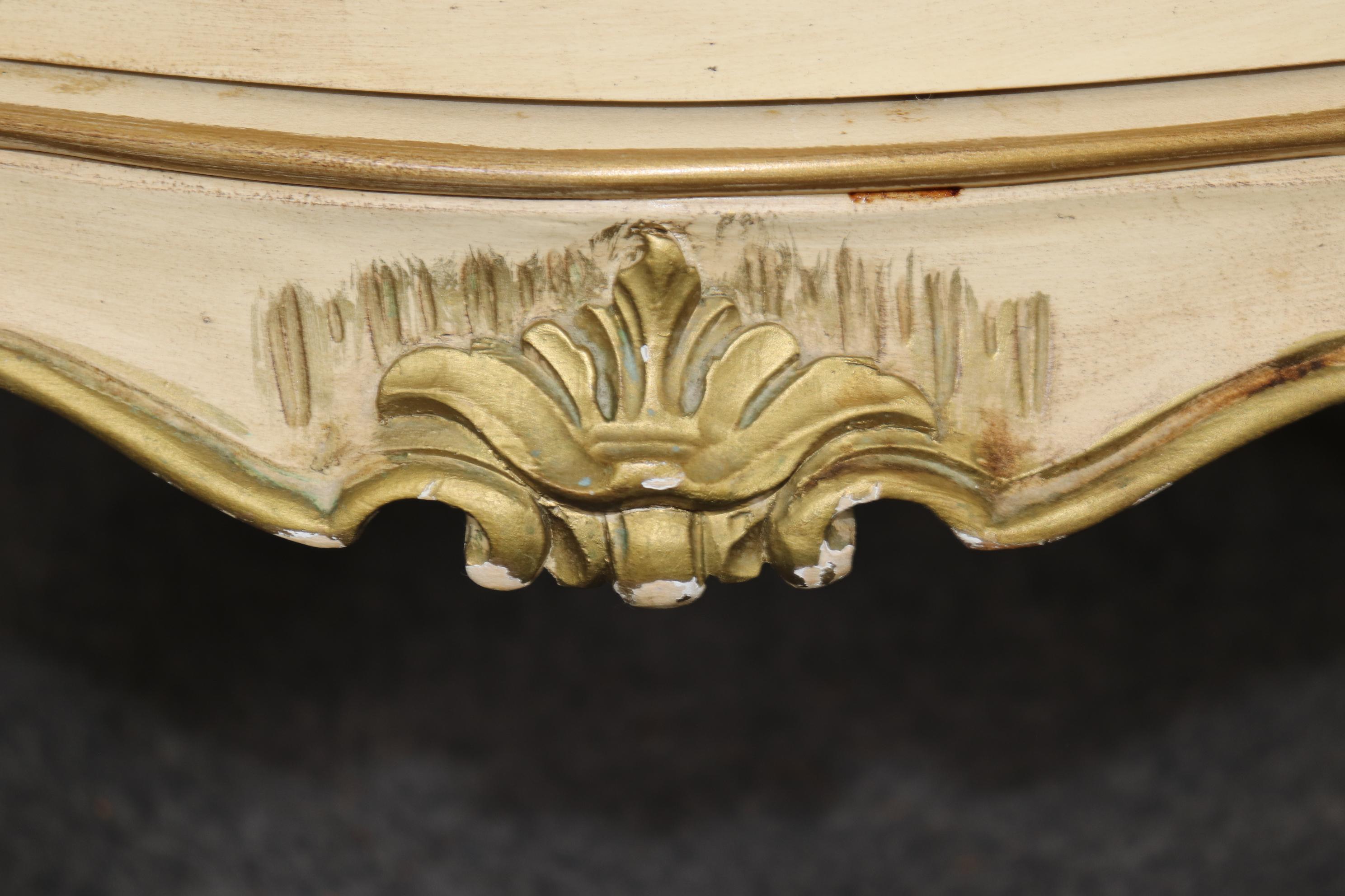 Charmante paire de tables de nuit italiennes et françaises de style Louis XV peintes en forme de bombes en vente 3