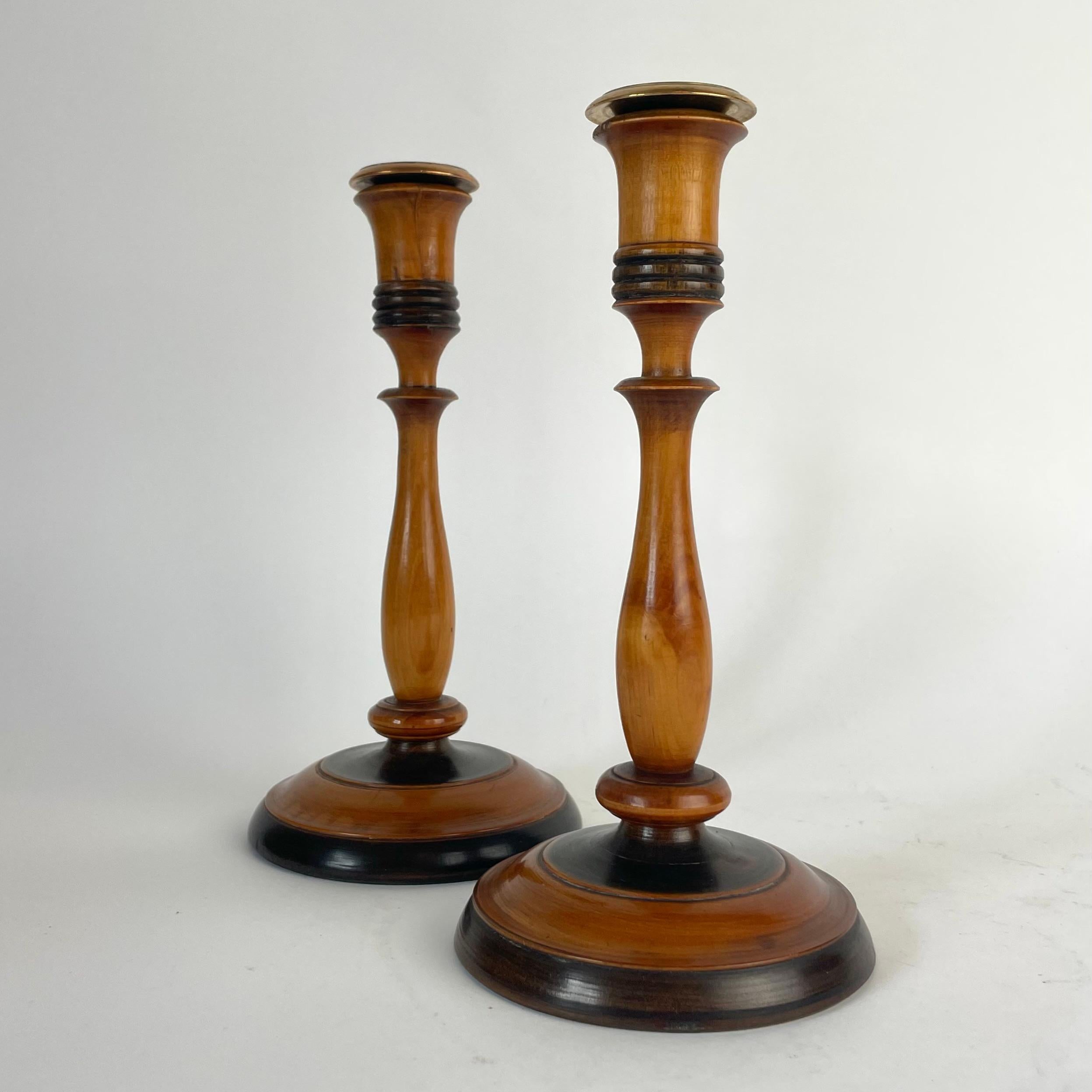 Charming Pair of Karl Johan Birch Candlesticks, Sweden, 1820s Sueco en venta