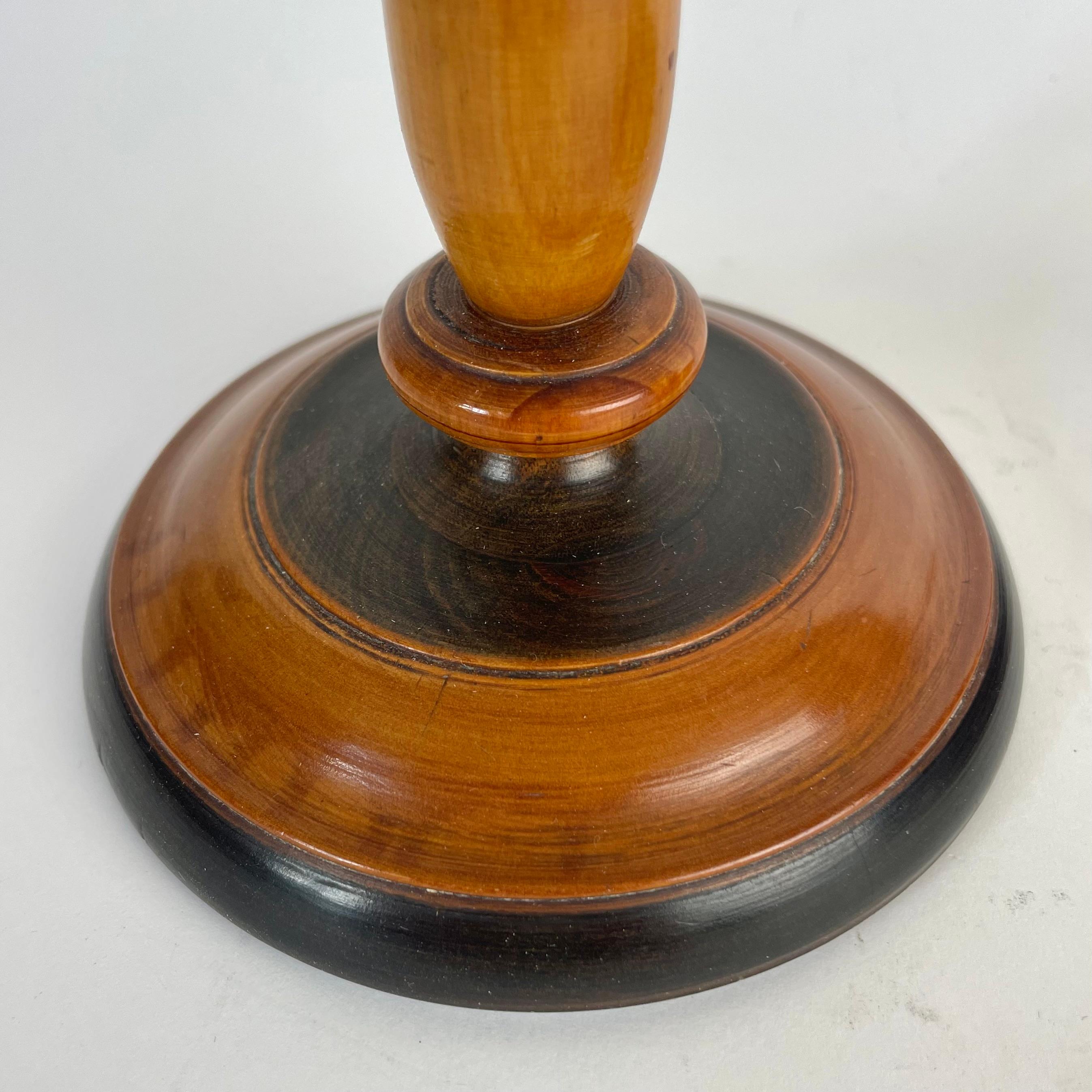 Charming Pair of Karl Johan Birch Candlesticks, Sweden, 1820s en Bueno estado para la venta en Knivsta, SE
