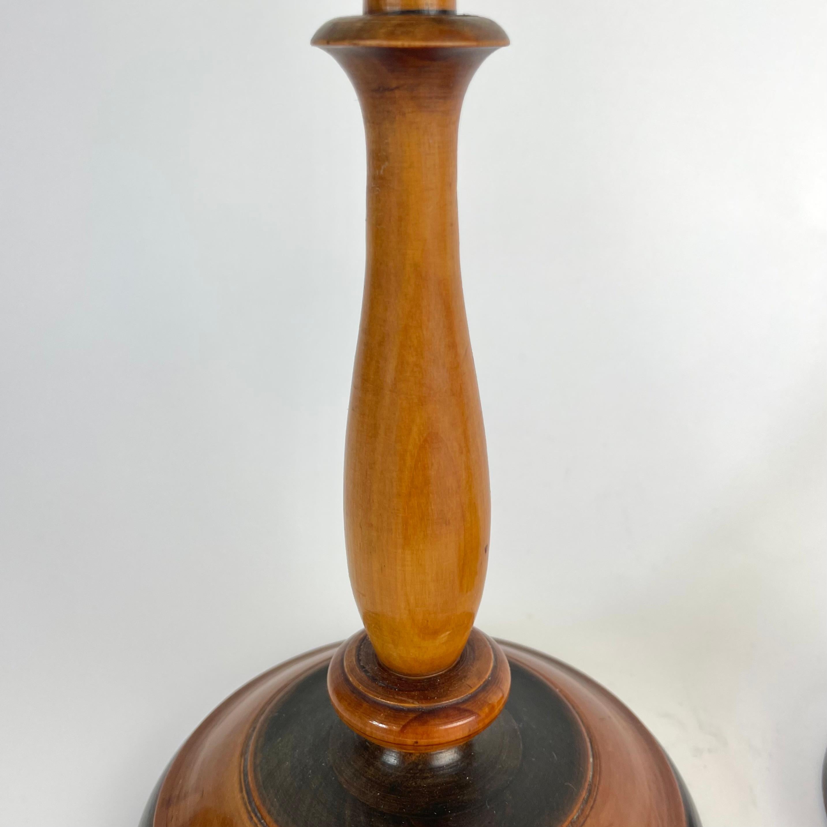 Charming Pair of Karl Johan Birch Candlesticks, Sweden, 1820s principios del siglo XIX en venta