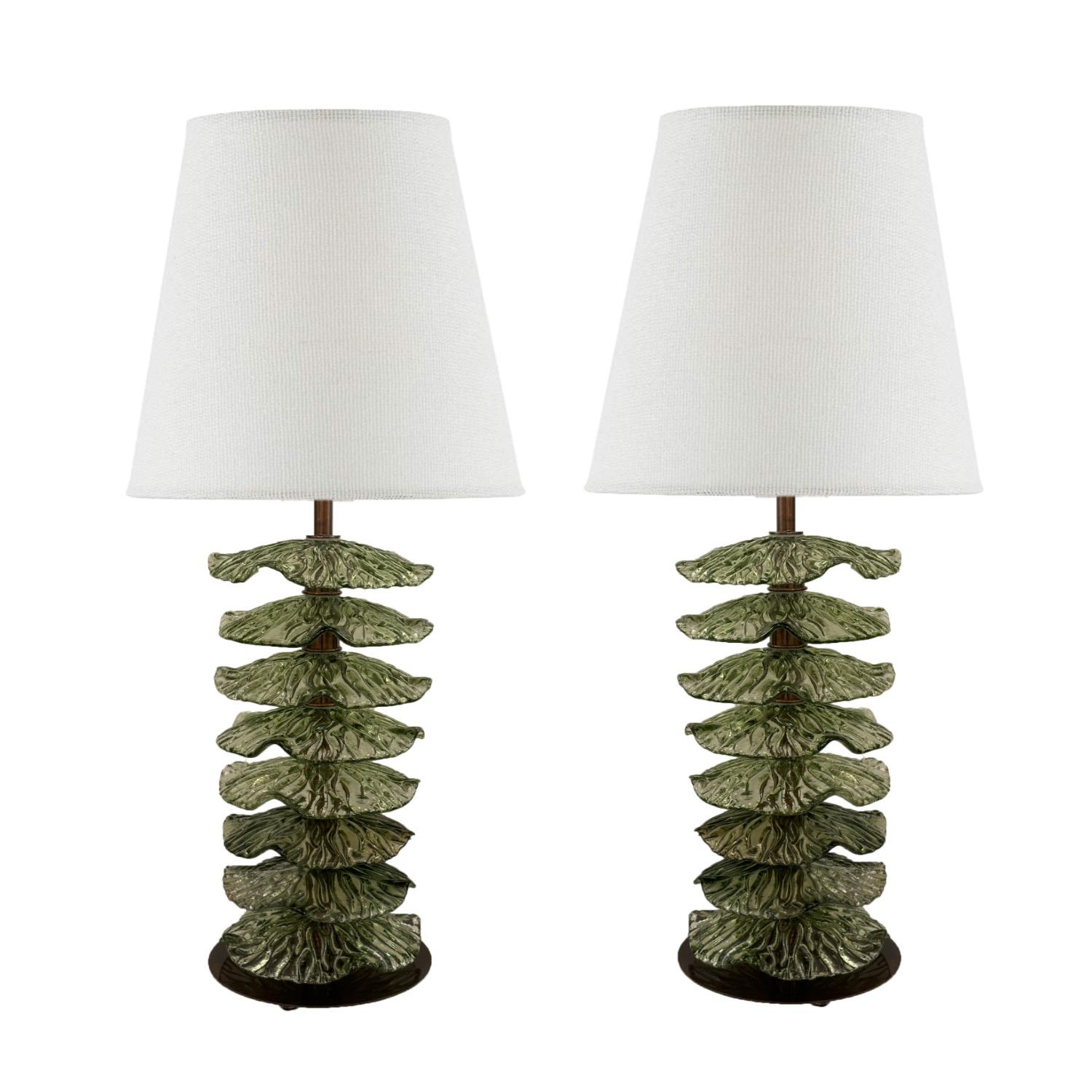 Paire de lampes à feuilles empilées en verre de Murano de couleur vert forêt. Ces lampes fantaisistes sont composées de feuilles circulaires individuelles en verre artisanal et d'entretoises en laiton empilées les unes sur les autres. Apportez une