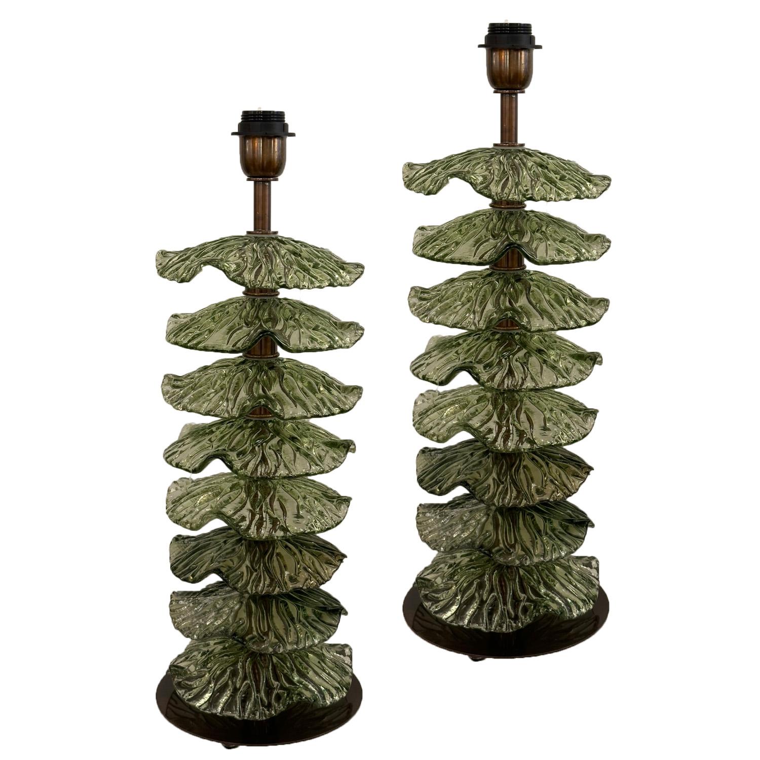 Mid-Century Modern Charmante paire de lampes de bureau en verre de Murano et laiton, 2024 en vente