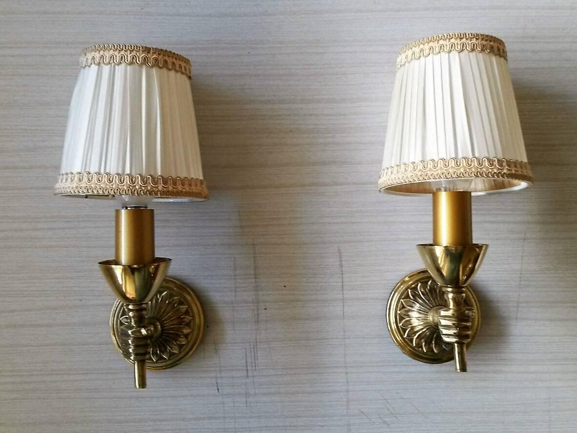 Charming original pair of neoclassical bronze sconces appliques in the style of the French Maison Jansen, France, circa 1950.
Gilt brass and elegant brand new ivory pleated silk lampshades.

In an excellent condition, the electric par has been
