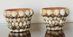 Affascinante coppia di piccoli vasi / fioriere decorati con conchiglie