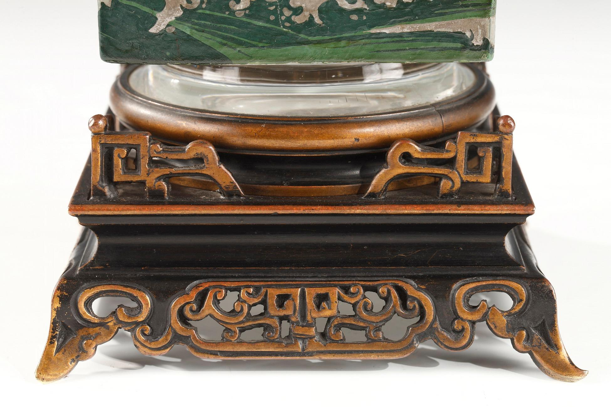Coppia di vasi con uccelli del paradiso attribuiti a Baccarat, Francia, circa 1880 in vendita 1