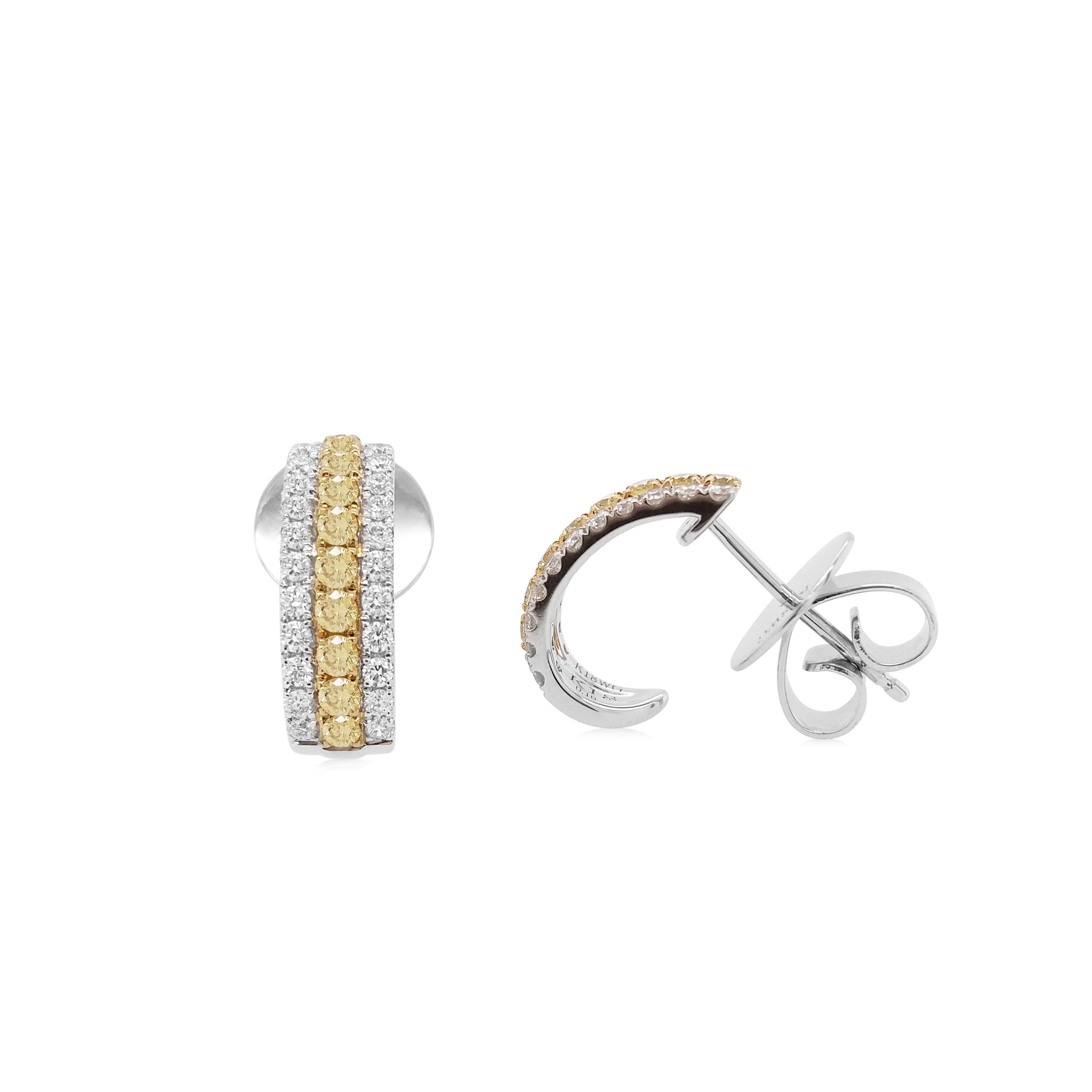 Ohrringe aus 18 Karat Gold mit rundem natürlichem gelbem Diamanten im Brillantschliff und weißem Diamanten (Moderne) im Angebot