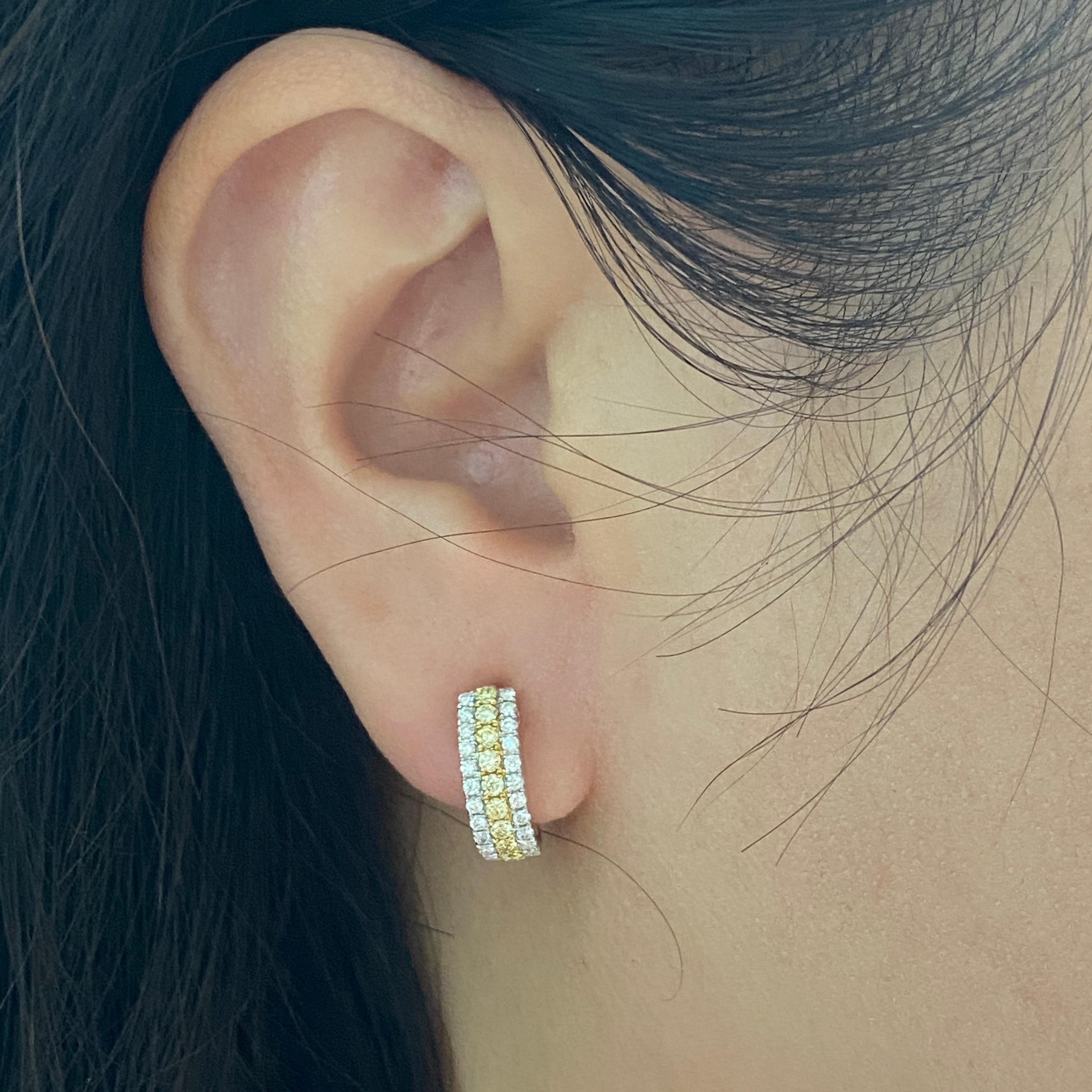 Ohrringe aus 18 Karat Gold mit rundem natürlichem gelbem Diamanten im Brillantschliff und weißem Diamanten Damen im Angebot